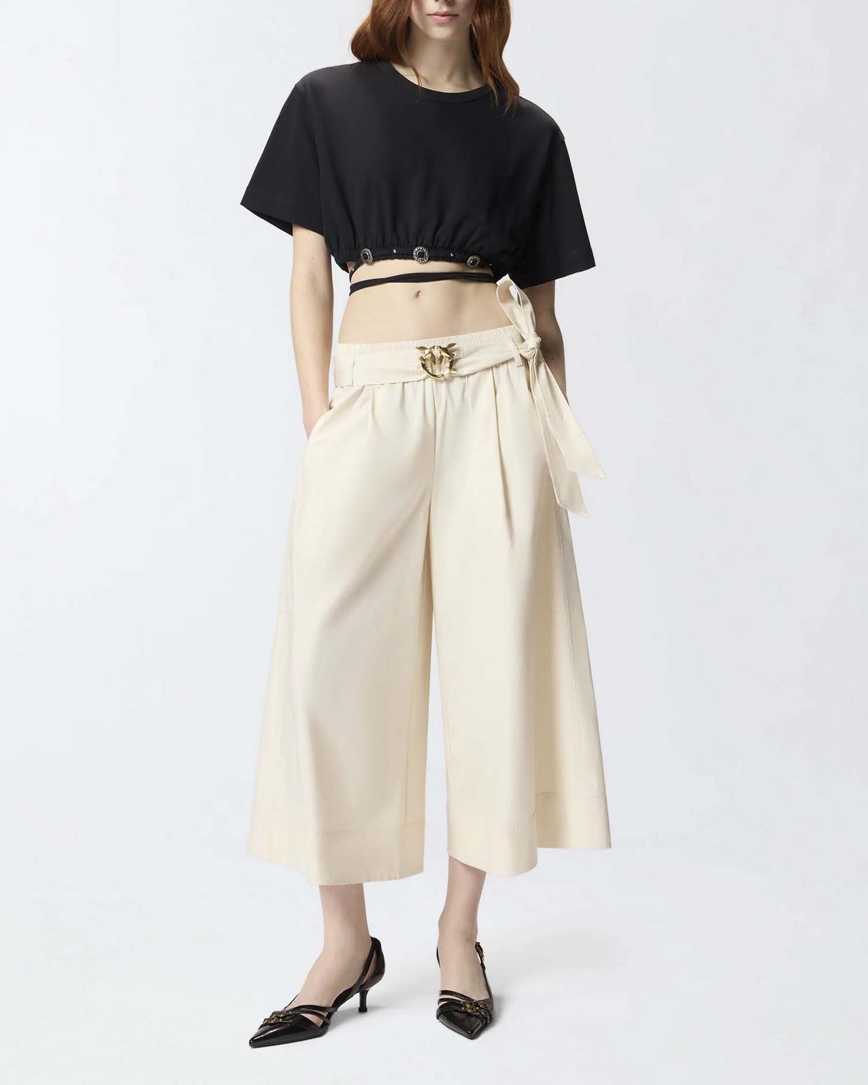 T-shirt cropped nera con lacci e applicazioni country