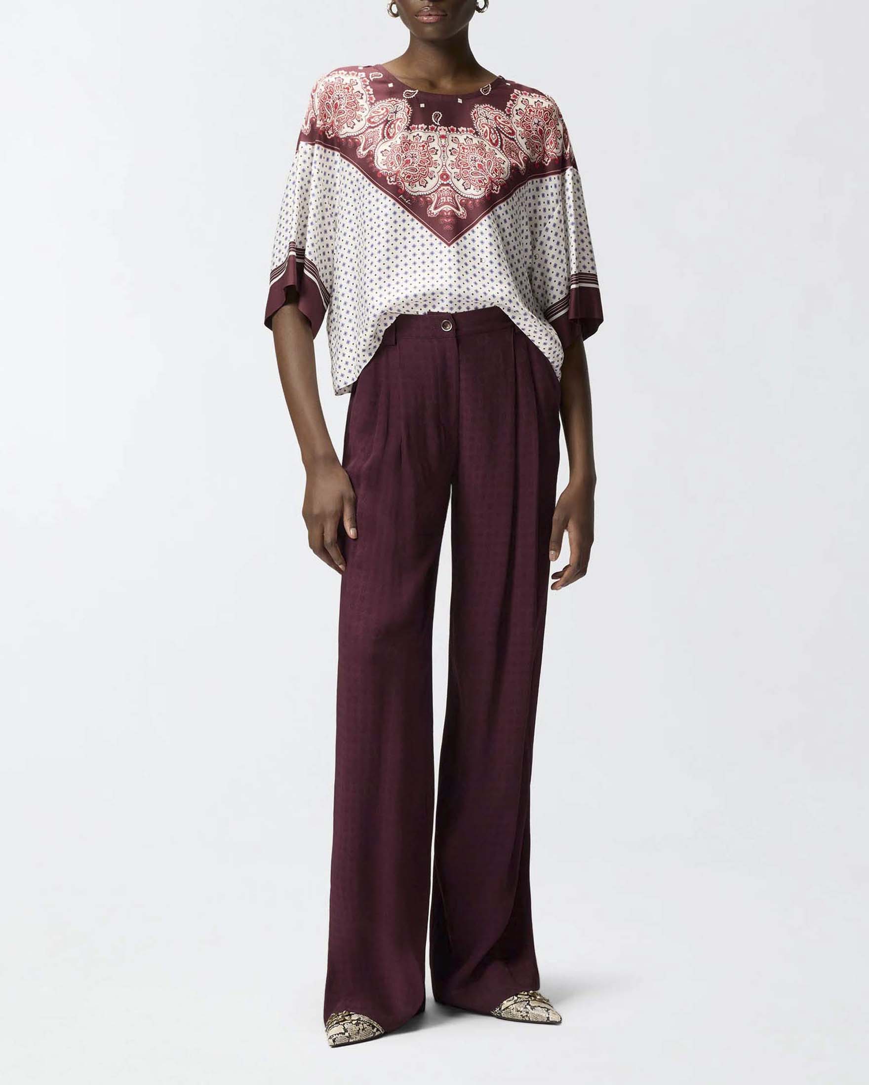 Blusa bordeaux girocollo in twill di viscosa a mezze maniche con stampa foulard