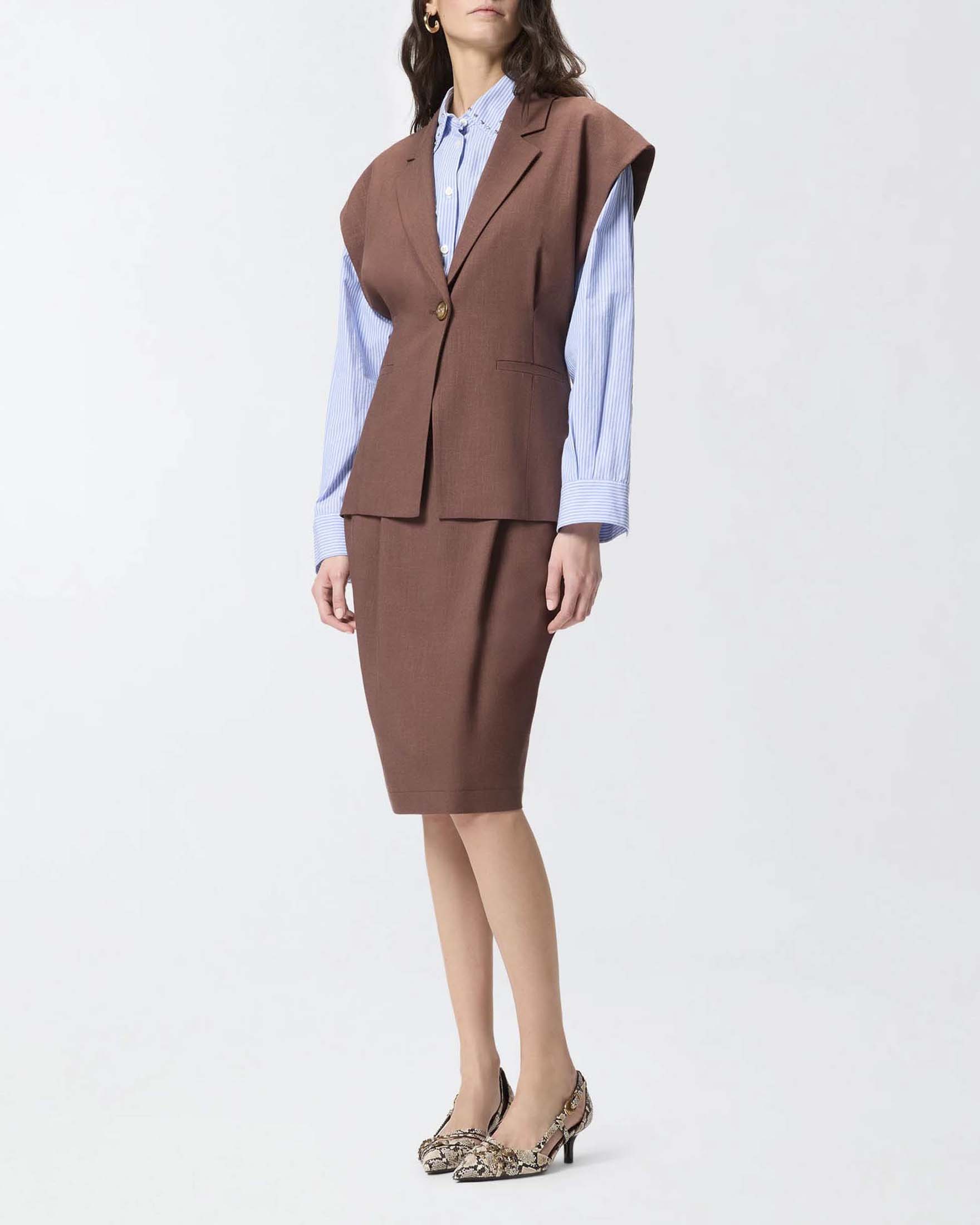 Gilet marrone in misto viscosa con pince e tasche a filetto