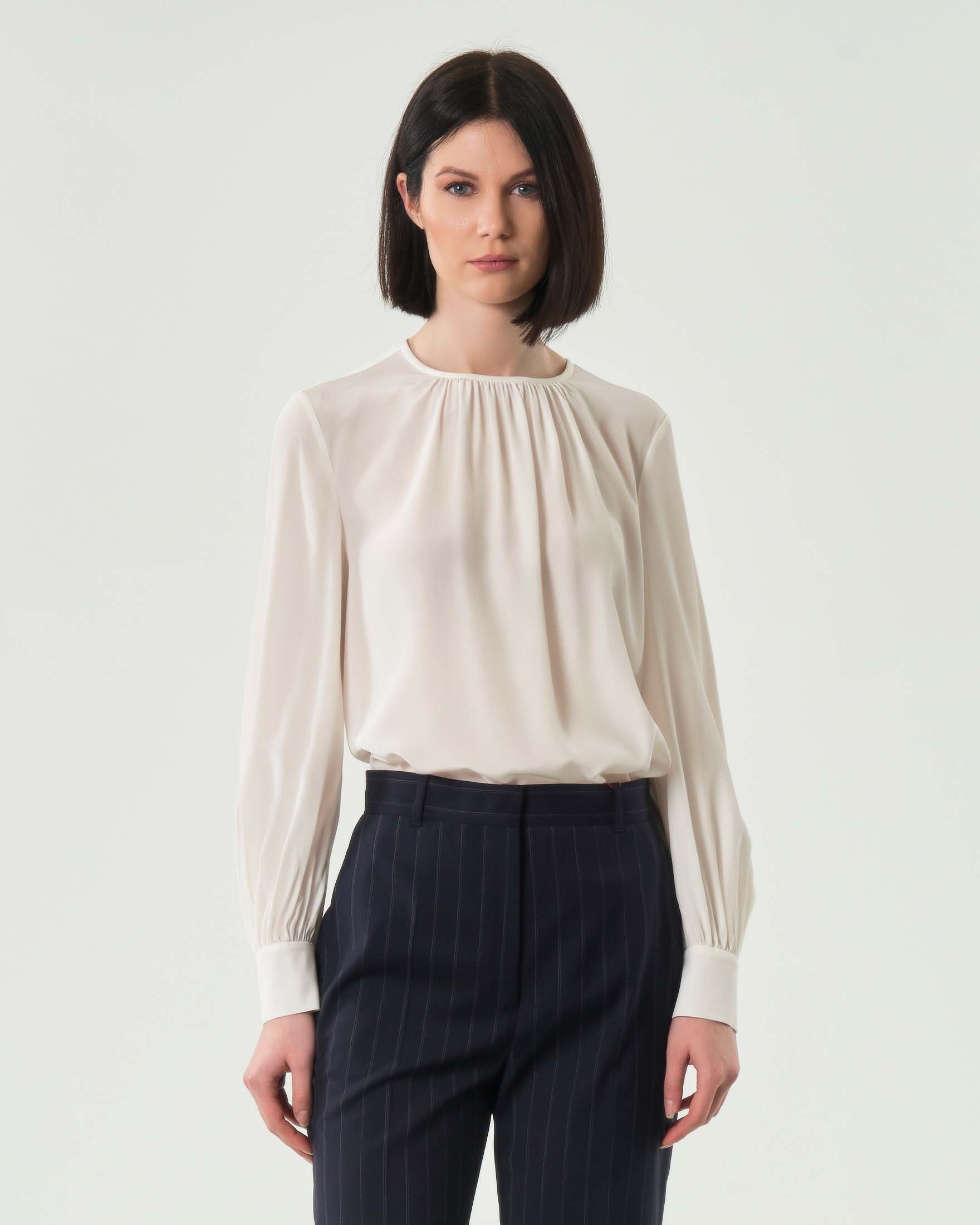Blusa bianca girocollo Studio in pura seta con arricciatura sullo scollo