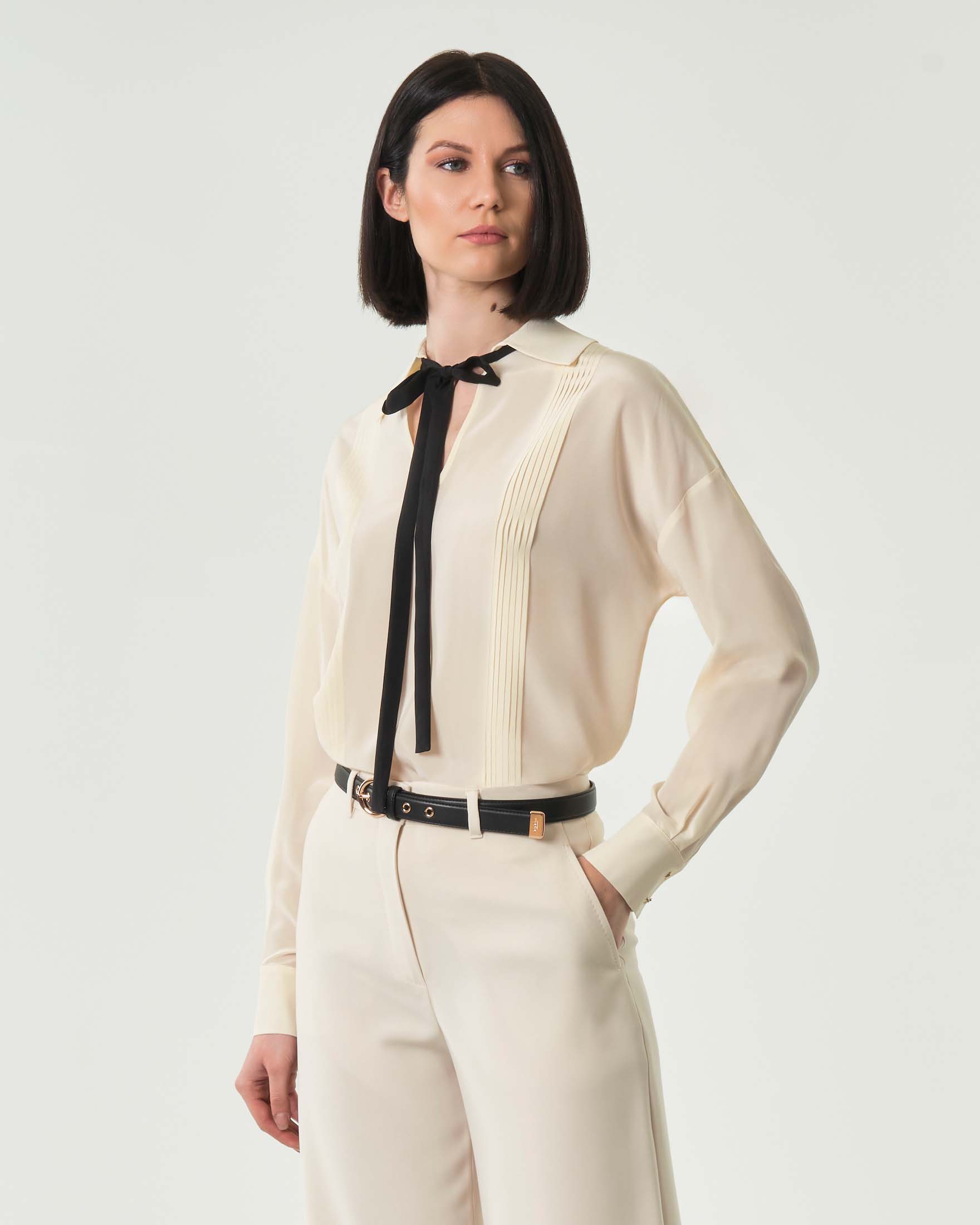 Blusa color crema Max Mara Studio con cravattino e colletto a camicia