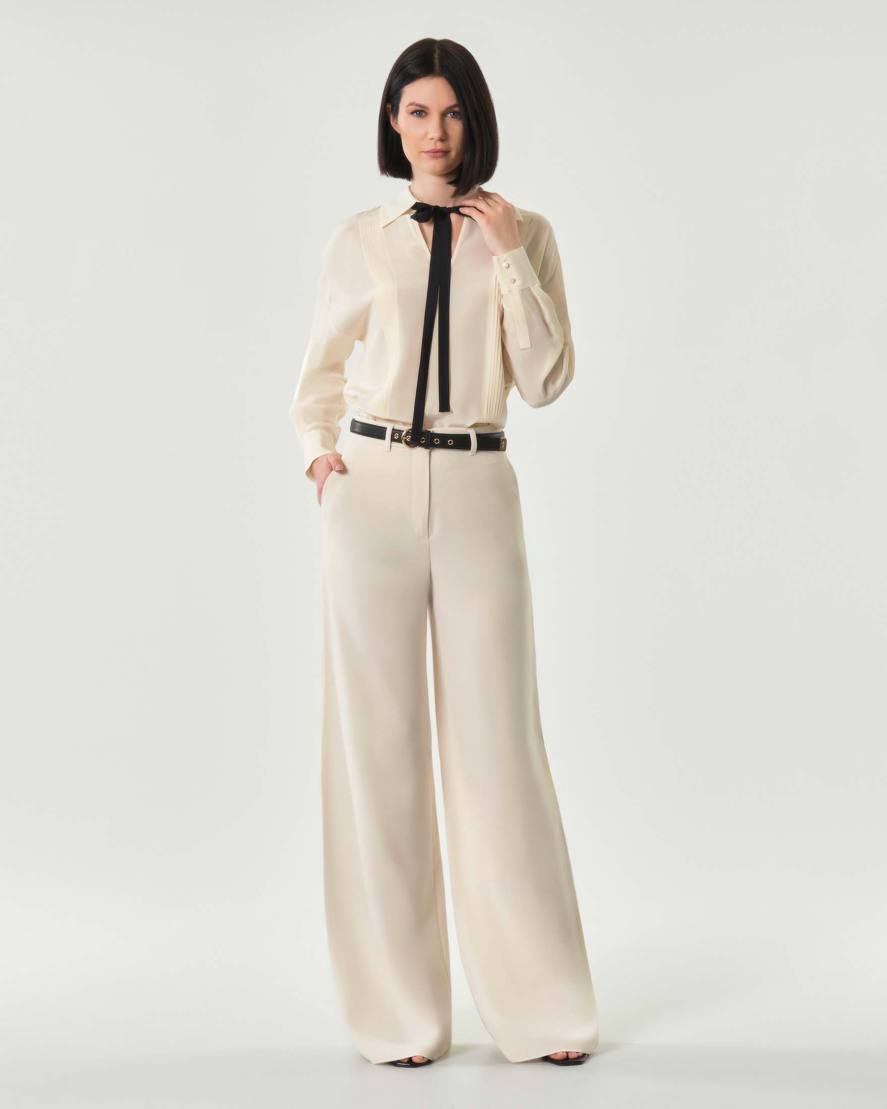 Blusa color crema Max Mara Studio con cravattino e colletto a camicia image