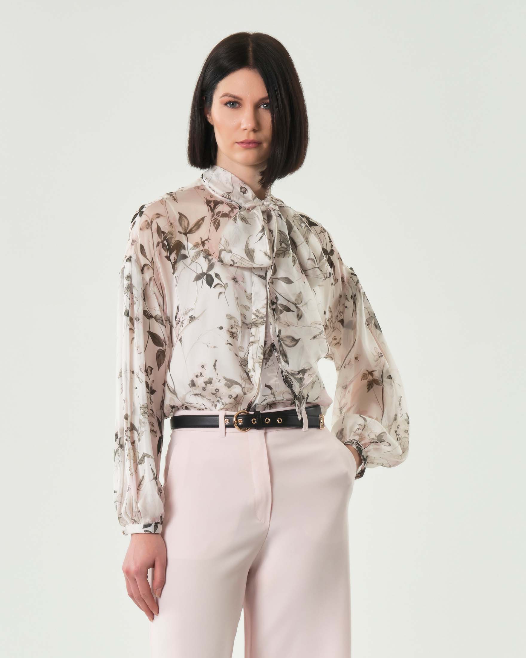 Blusa bianca a fiori Studio in chiffon di pura seta con fusciacca