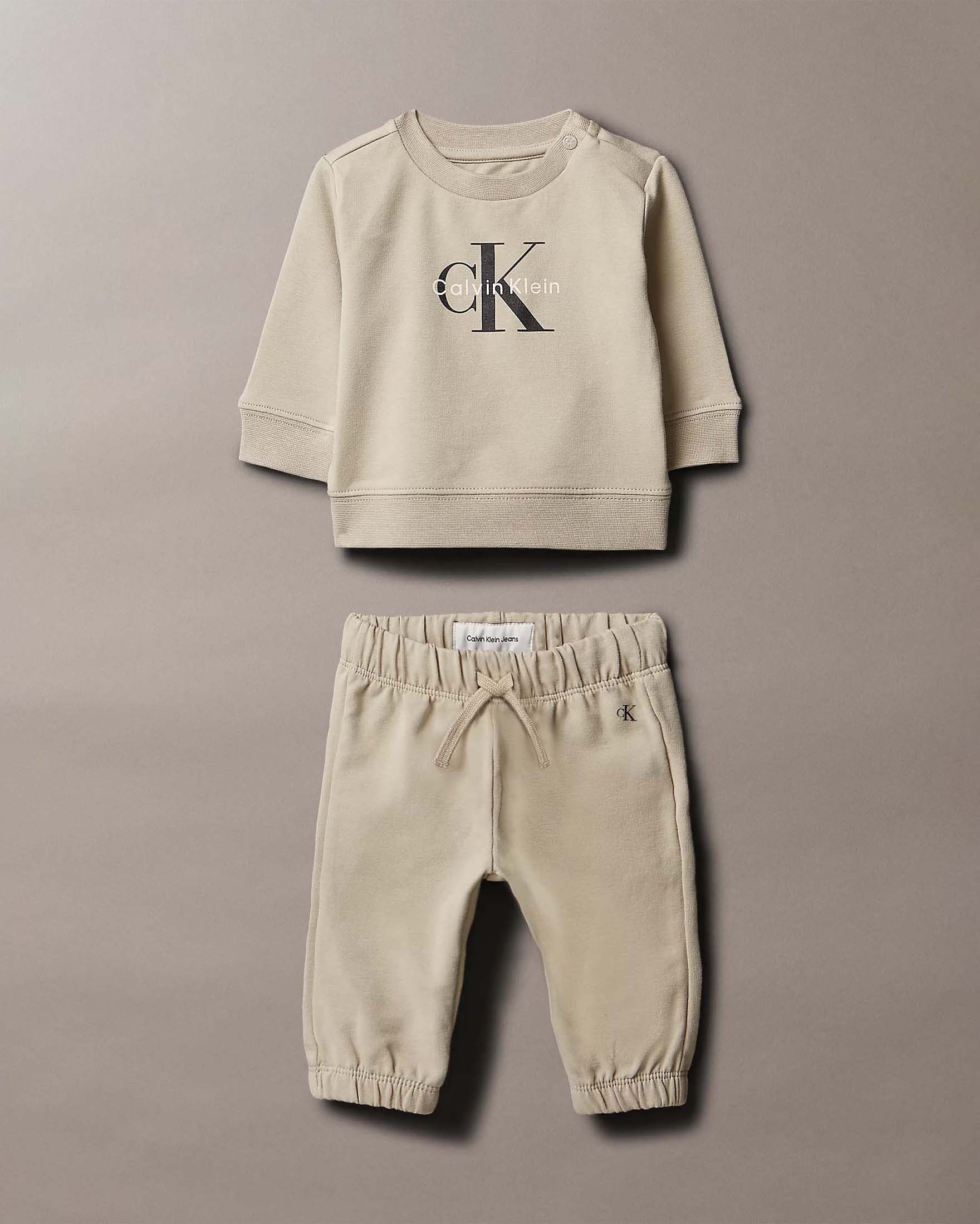 Completo tuta Calvin Klein beige con t-shirt bianca