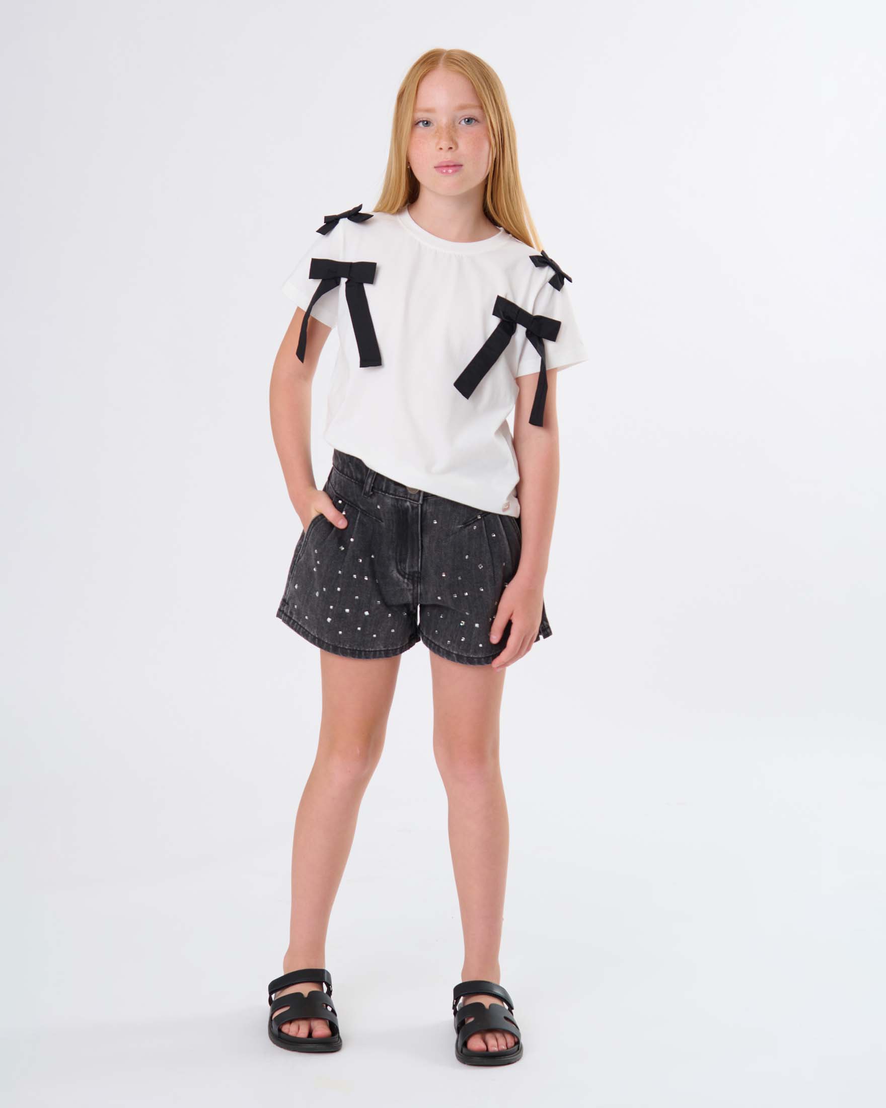 T-shirt bianca con fiocchi neri
