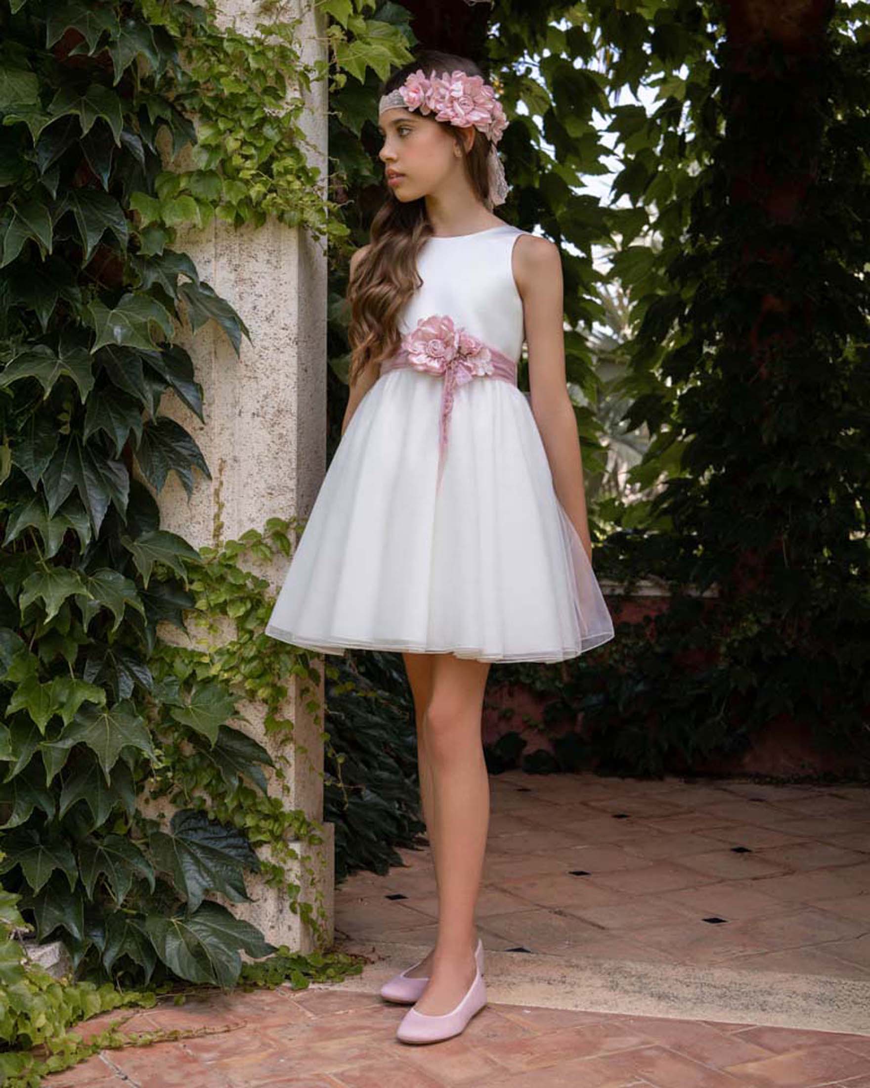 Abito avorio in tulle con gonna ampia fascia a fiori e maxi fiocco