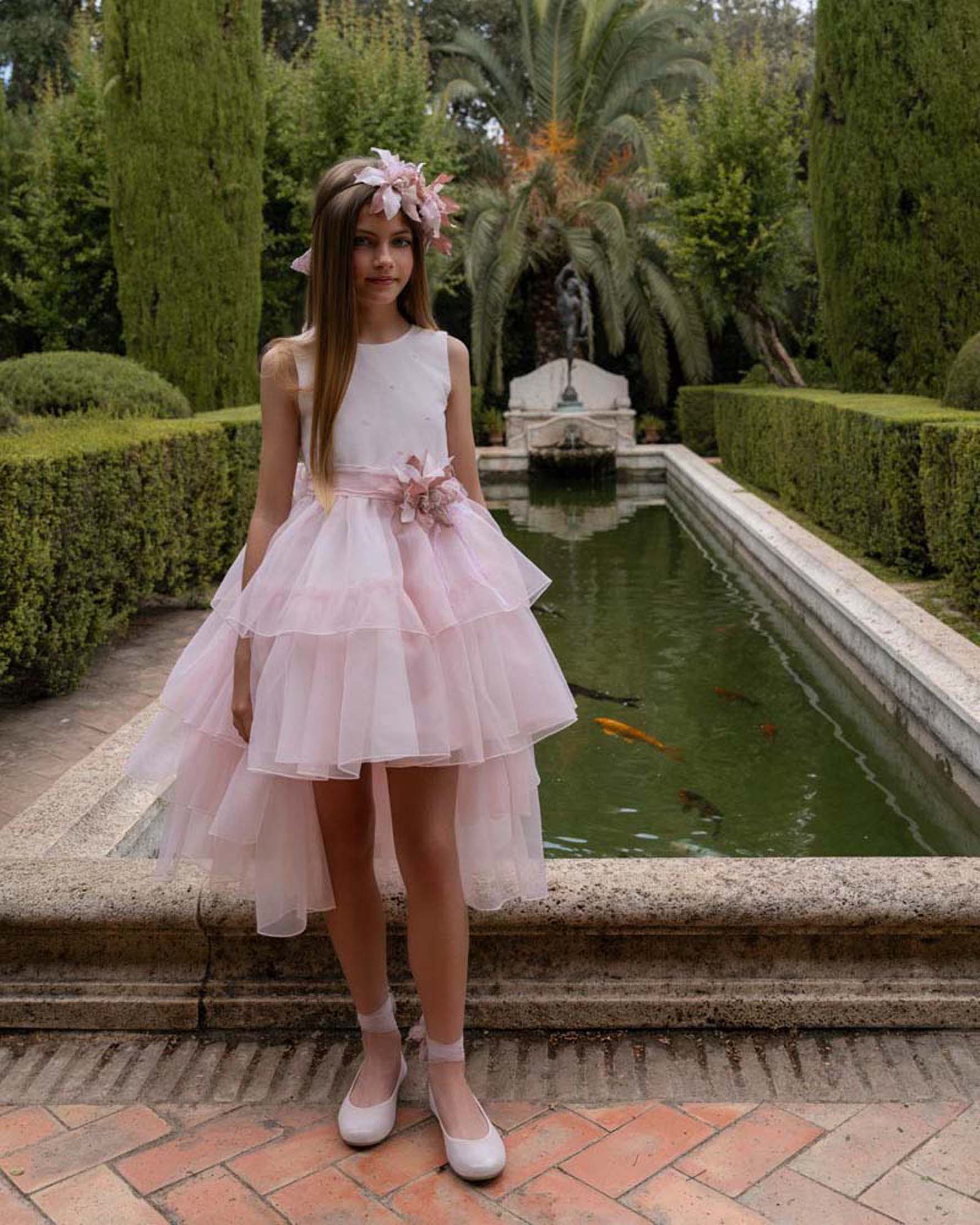 Abito avorio con gonna a coda in tulle e fascia a fiocco rosa