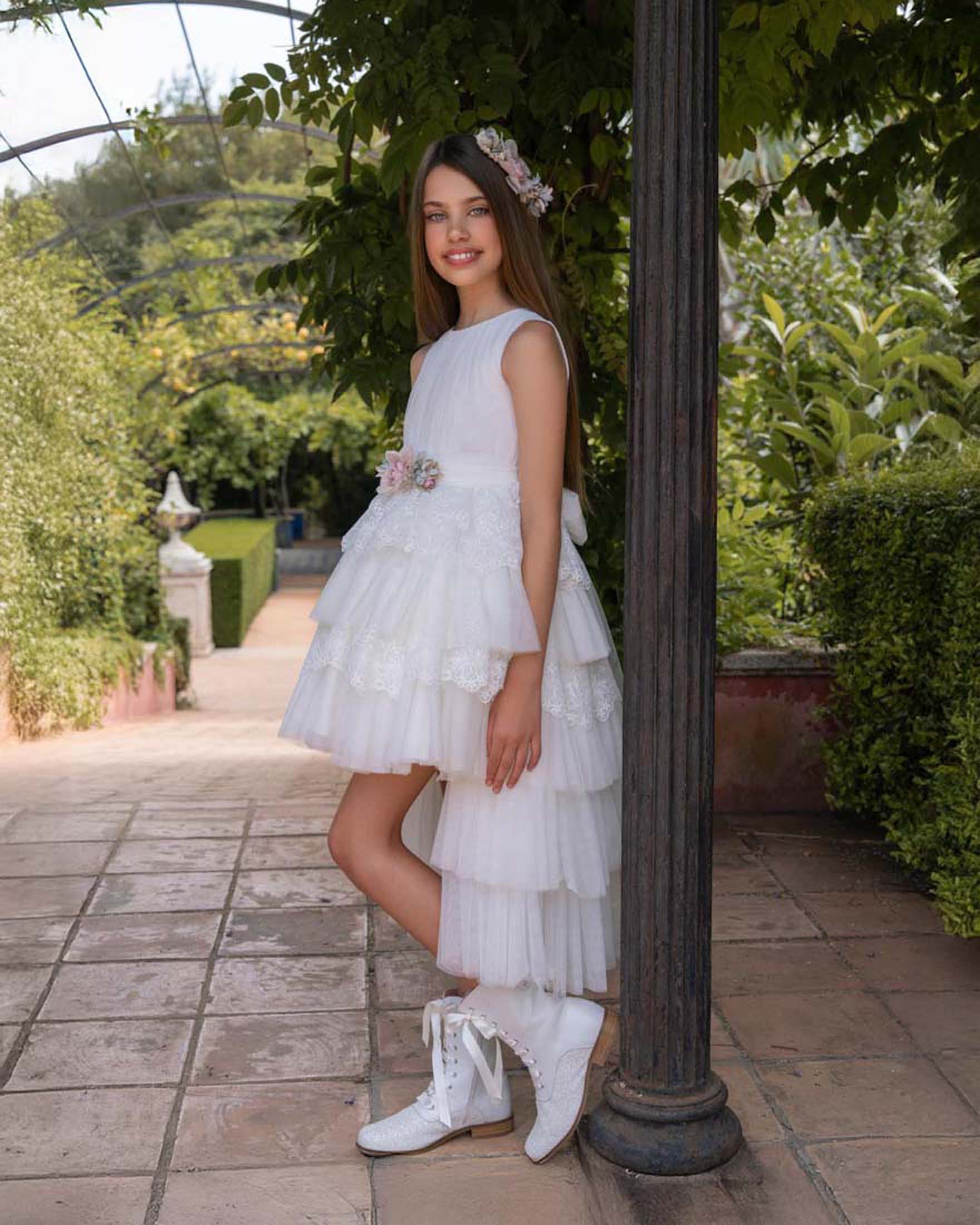 Abito avorio Mimilù con gonna a coda in tulle e organza con fascia floreale