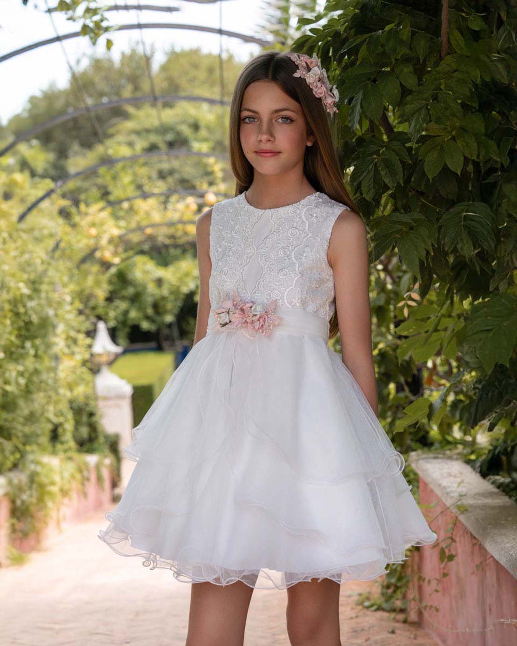 Abito avorio in tulle con gonna ampia fascia a fiori e pizzo