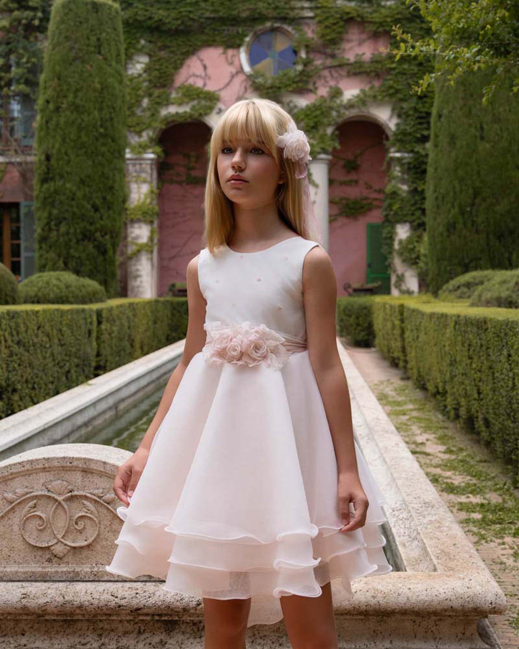 Abito avorio in organza con gonna ampia fascia a fiori rosa