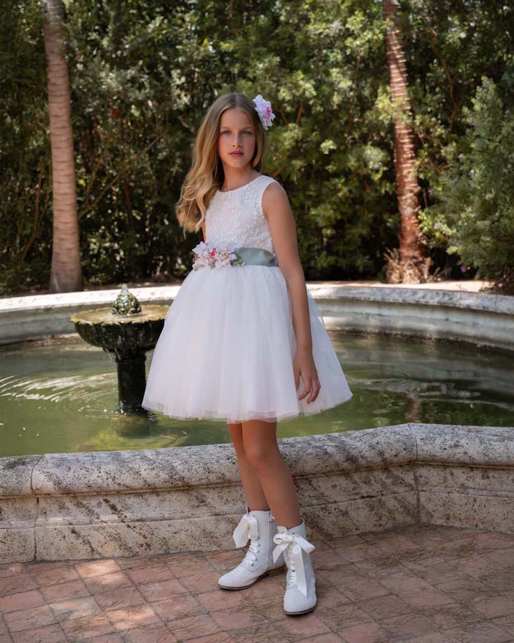 Abito avorio Mimilù in tulle ricamato con gonna ampia fascia a fiori e fascia verde salvia