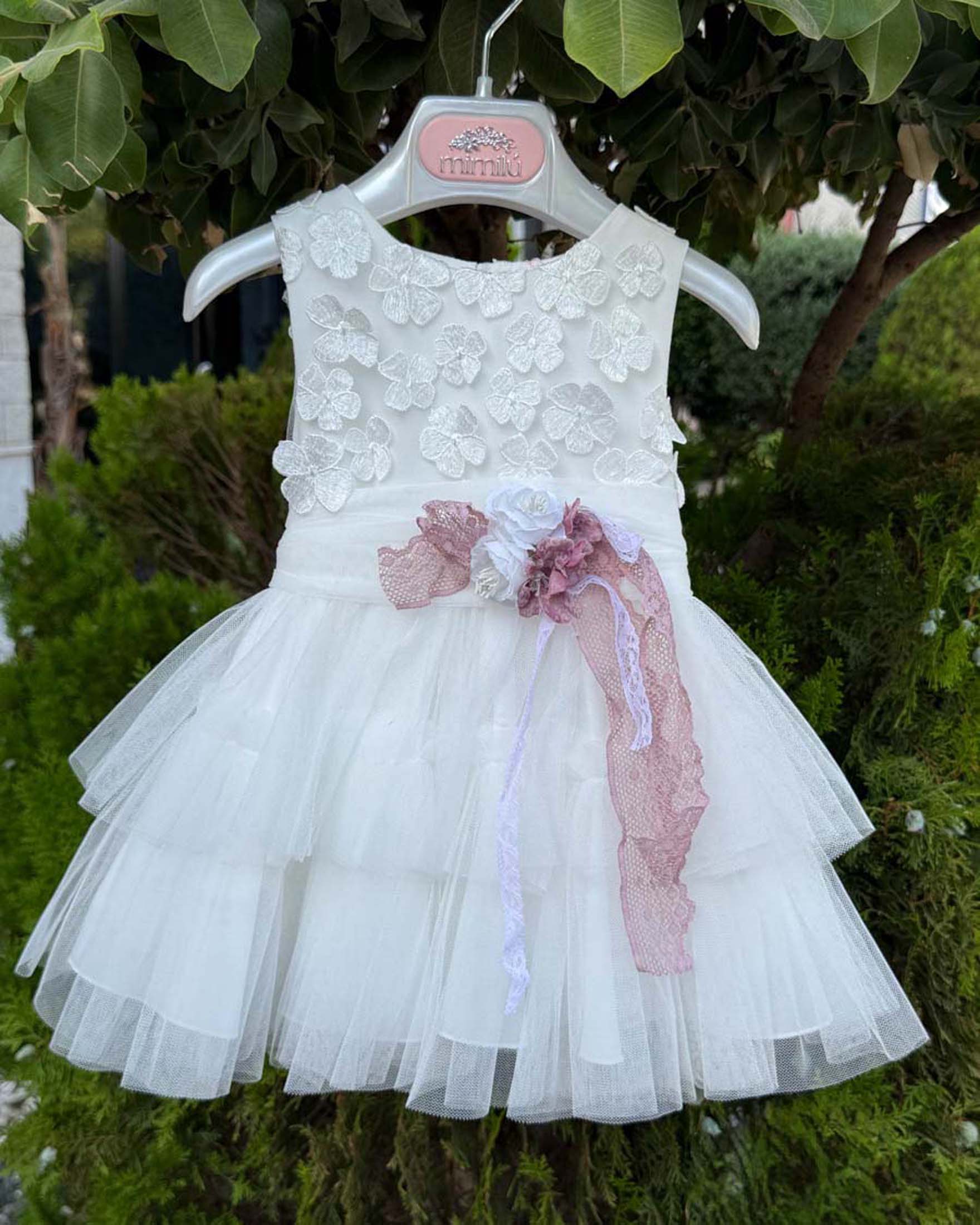 Abito avorio con gonna in tulle ad onde e fascia a fiori