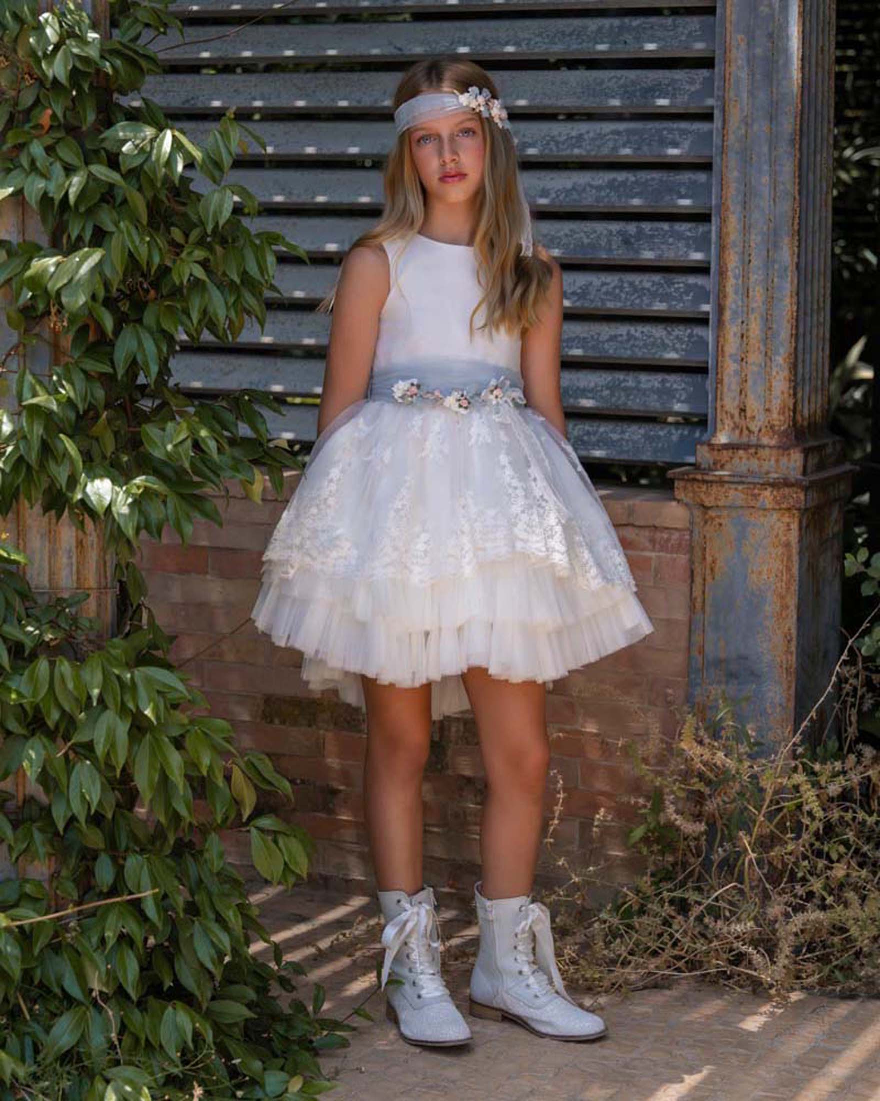 Abito avorio in tulle con gonna ampia fascia verde acqua con fiori