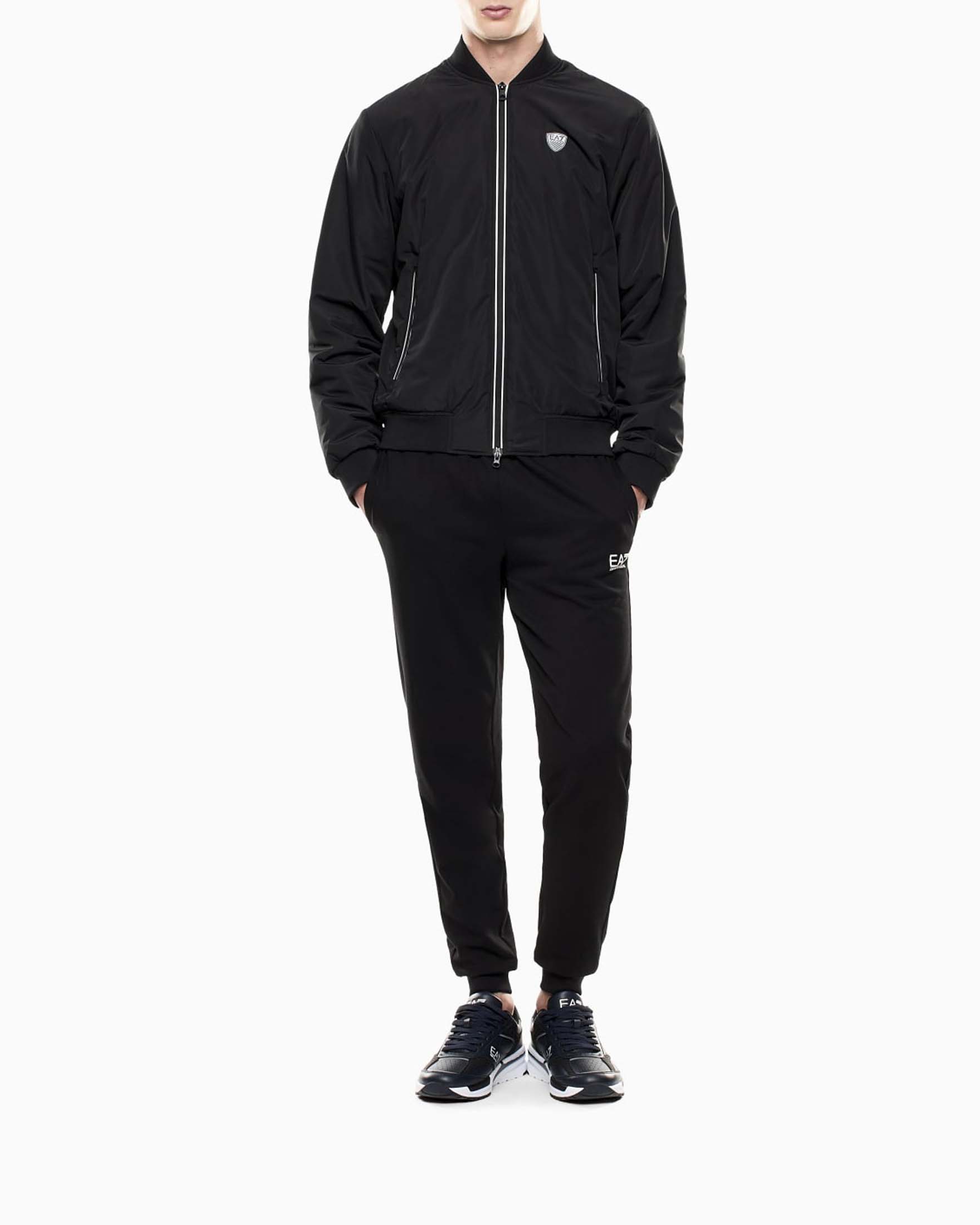Giubbino nero in nylon con colletto bowling e logo scudetto sul petto