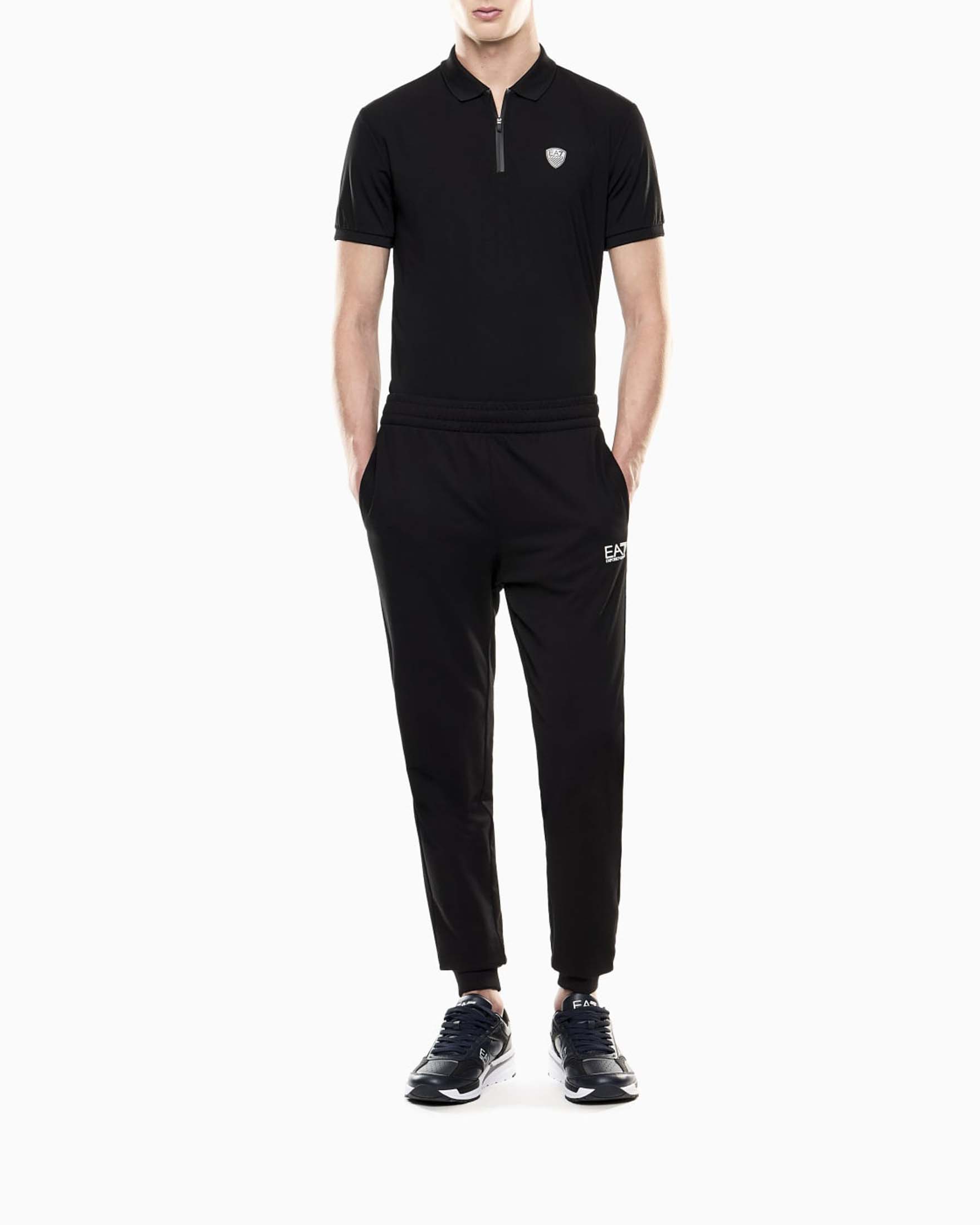 Polo nera in viscosa stretch con chiusura zip e logo scudetto sul petto