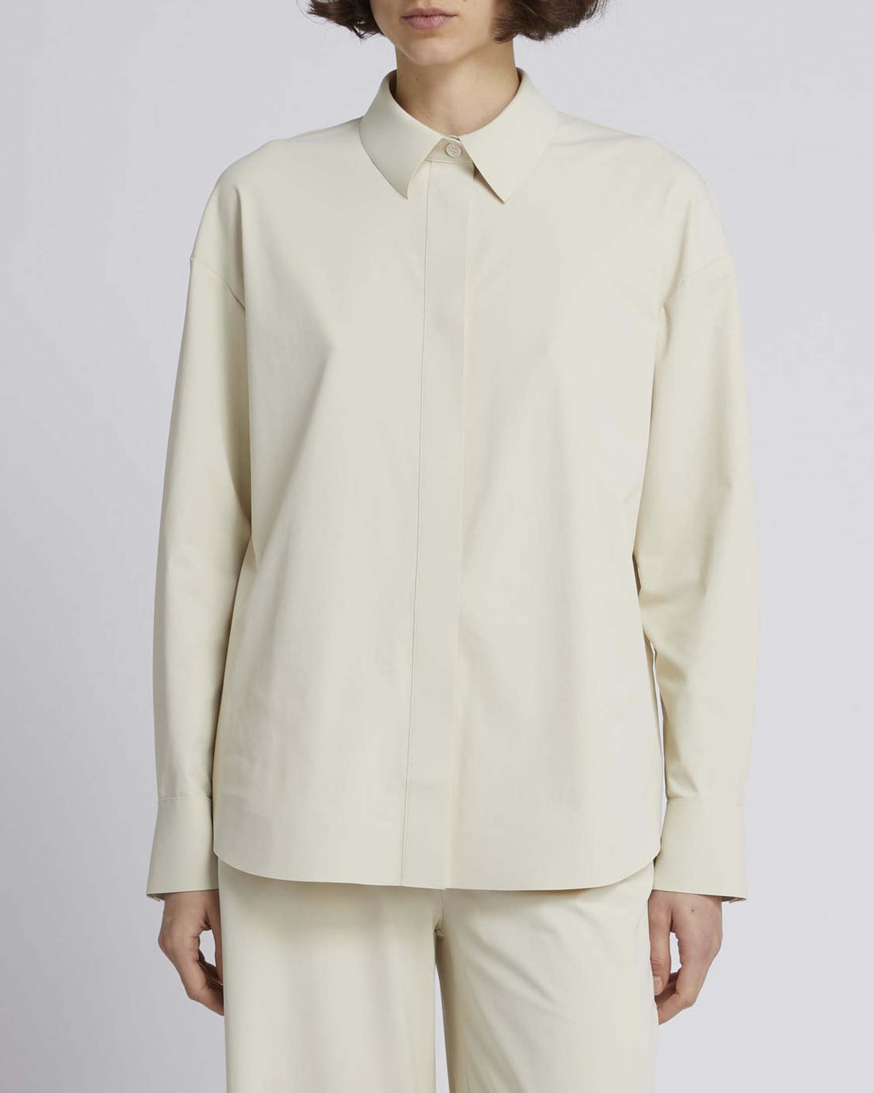 Camicia cacha MM in tessuto tecnico con abbottonatura nascosta e fondo stondato