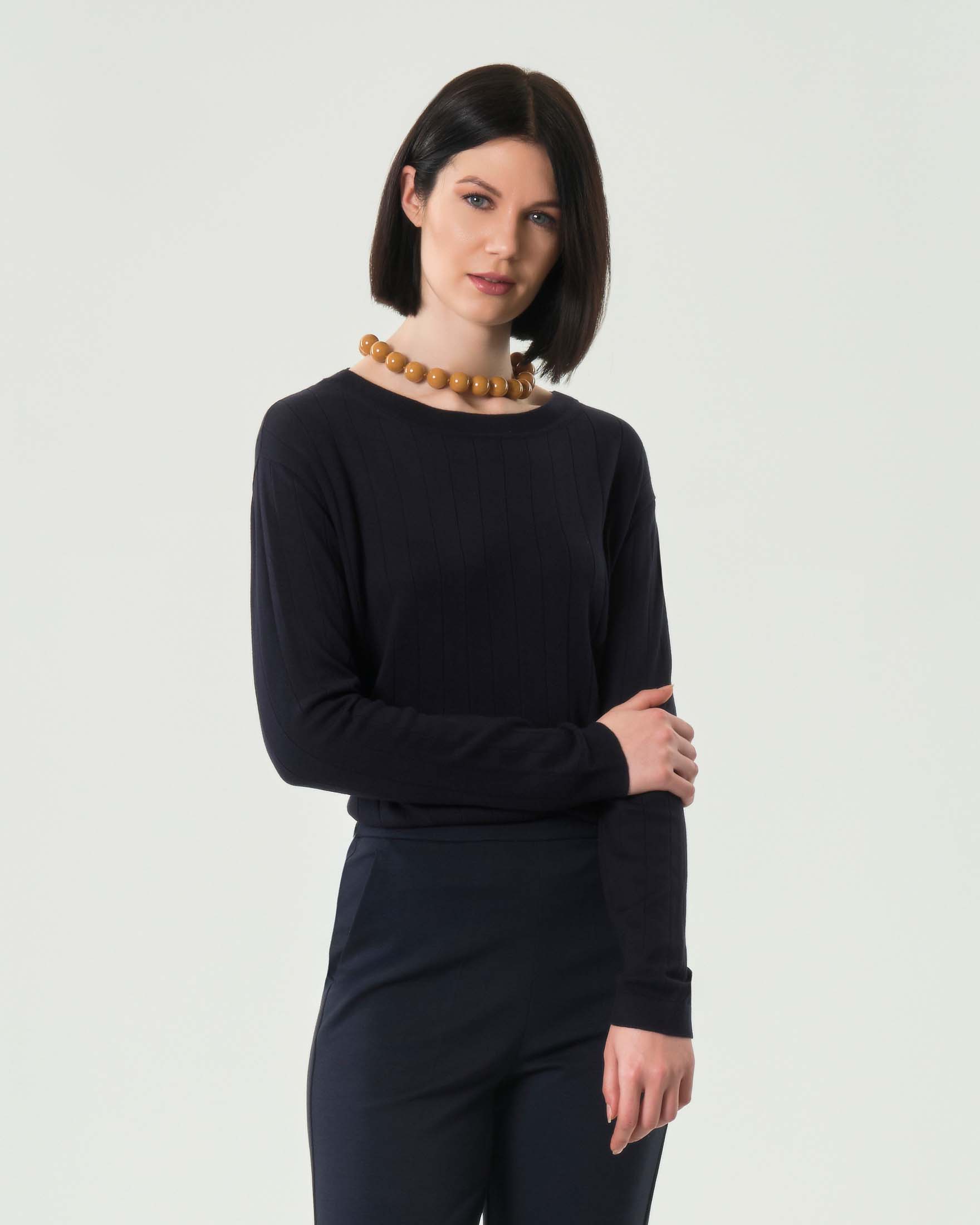 Maglia blu MM in seta e cotone lavorata a coste piatte con scollo a barchetta