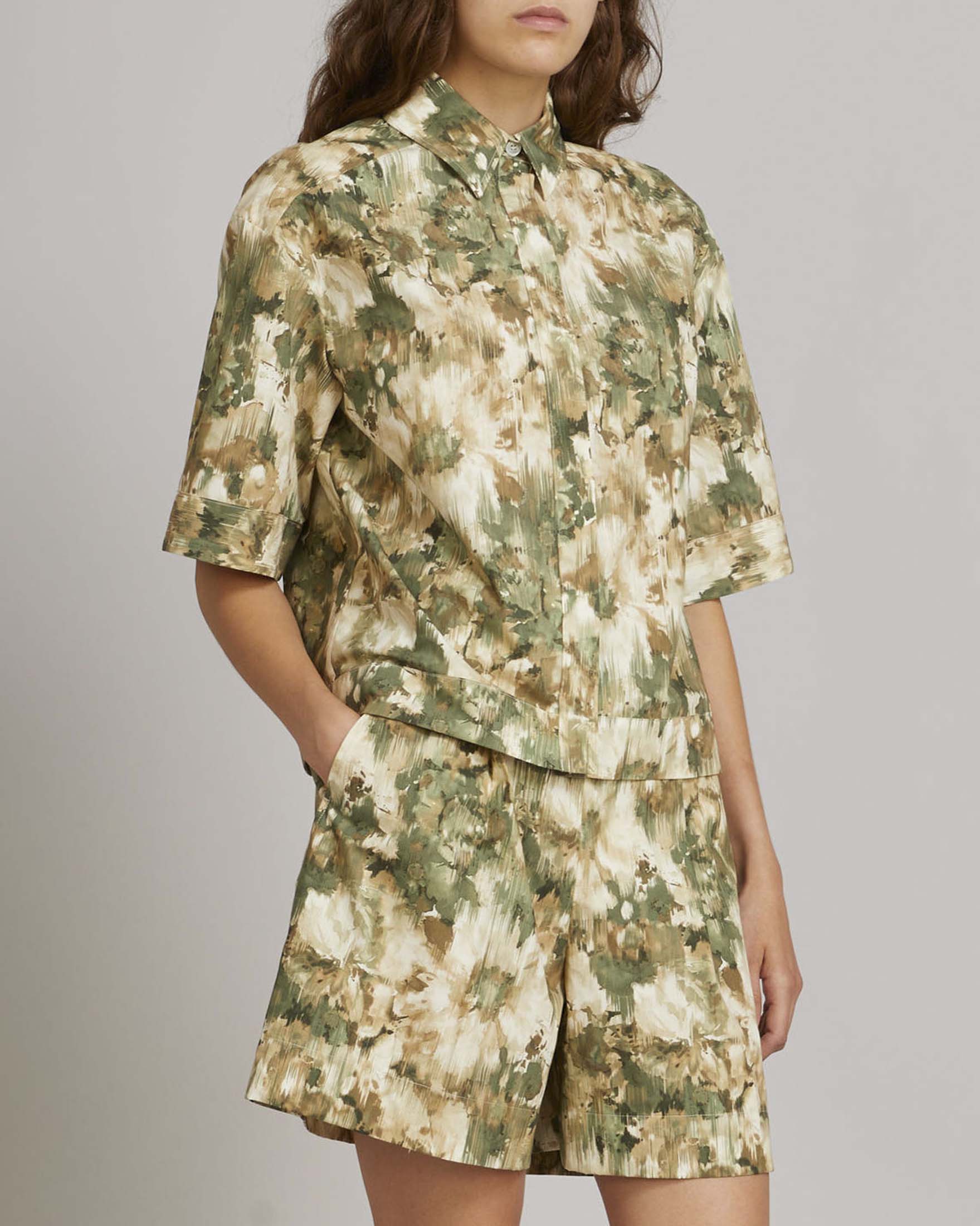 Camicia verde e beige cropped MM in popeline stampato