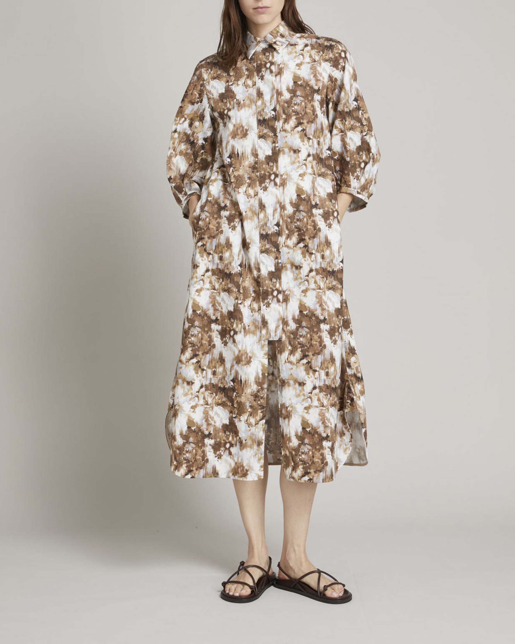Abito midi chemisier a fantasia marrone e bianca MM Max Mara con maniche a sbuffo e chiusura a bottoni nascosta