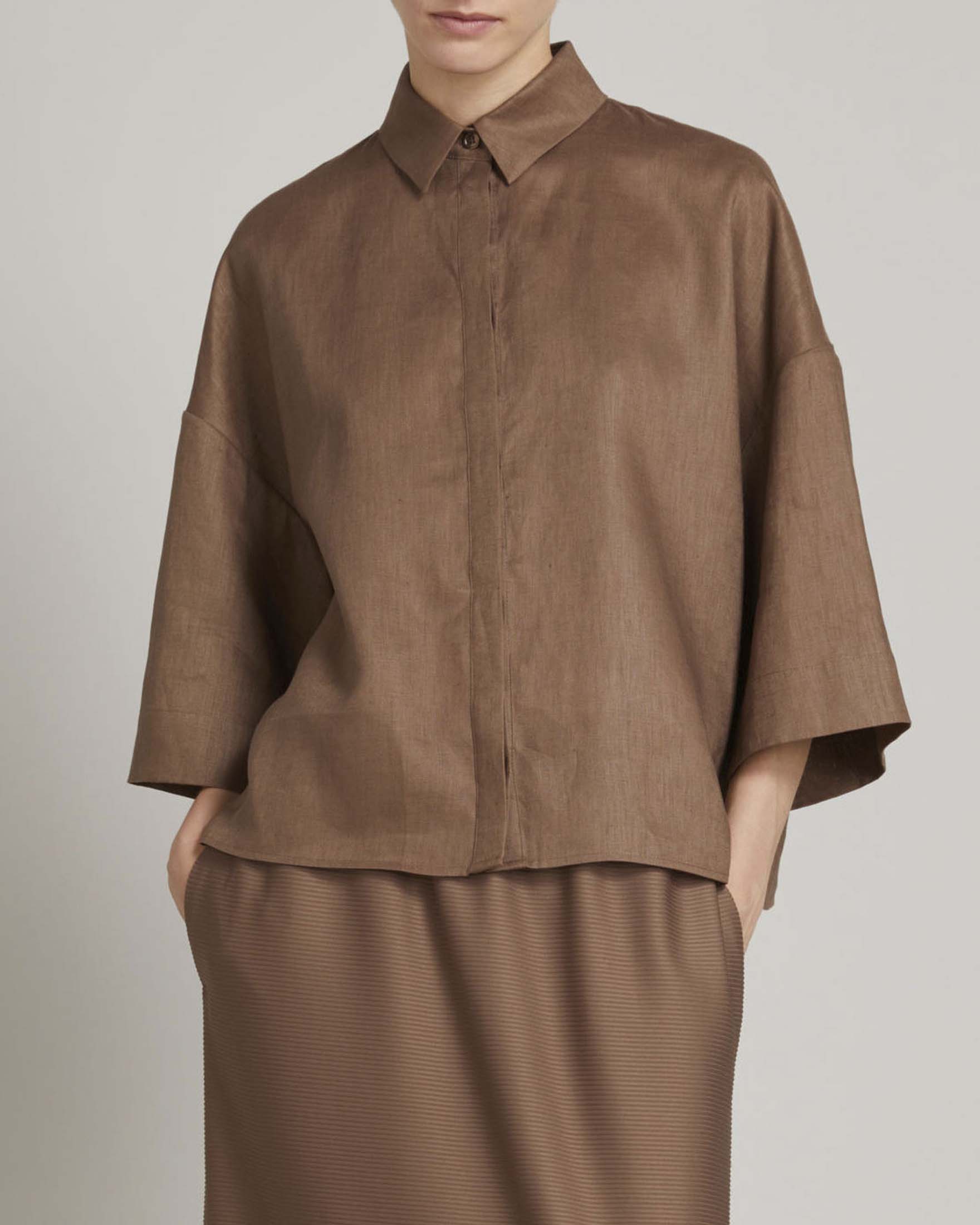 Camicia boxy marrone MM in puro lino con maniche a tre quarti e abbottonatura nascosta