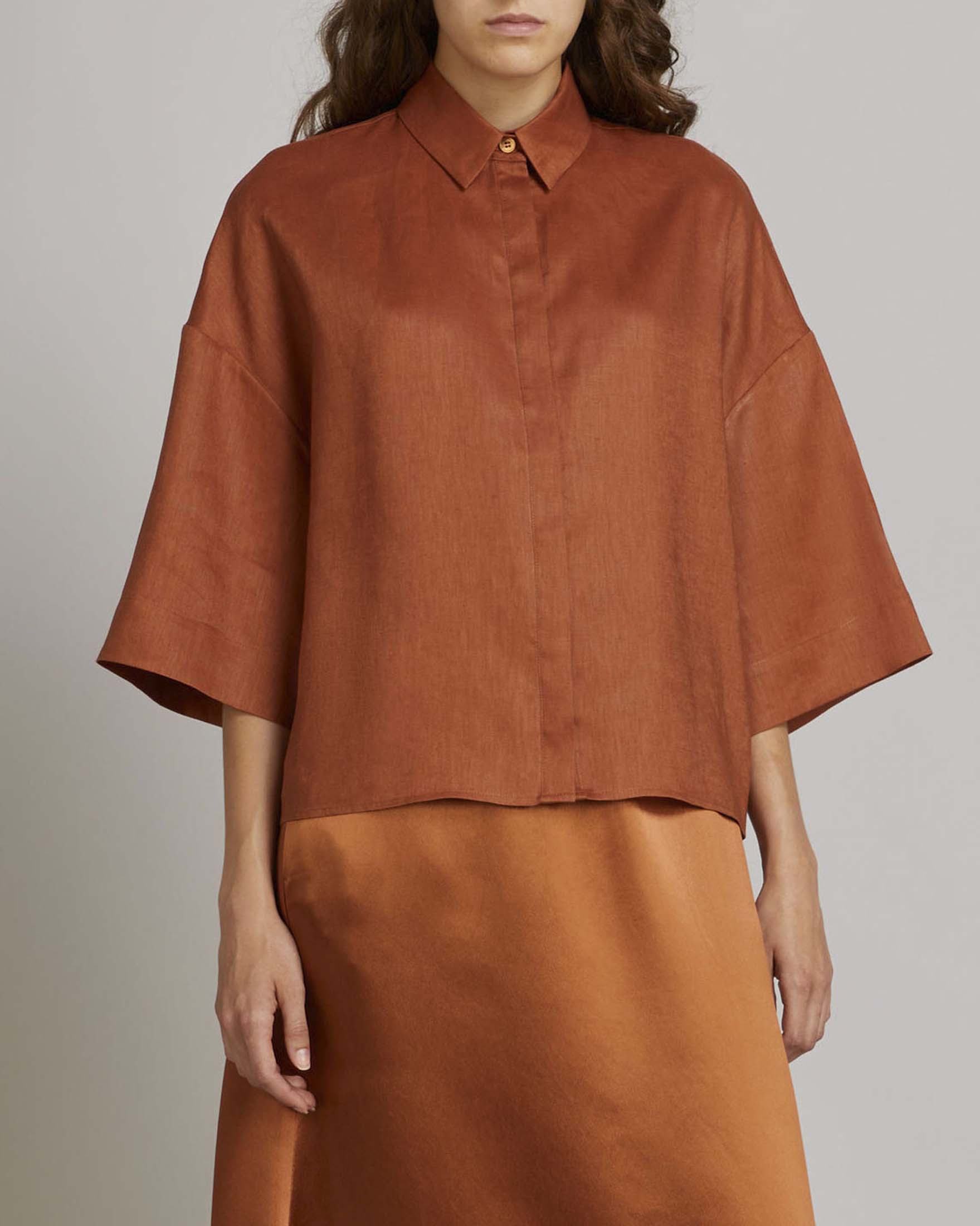 Camicia boxy color coccio MM Max Mara in puro lino con maniche a tre quarti e abbottonatura nascosta