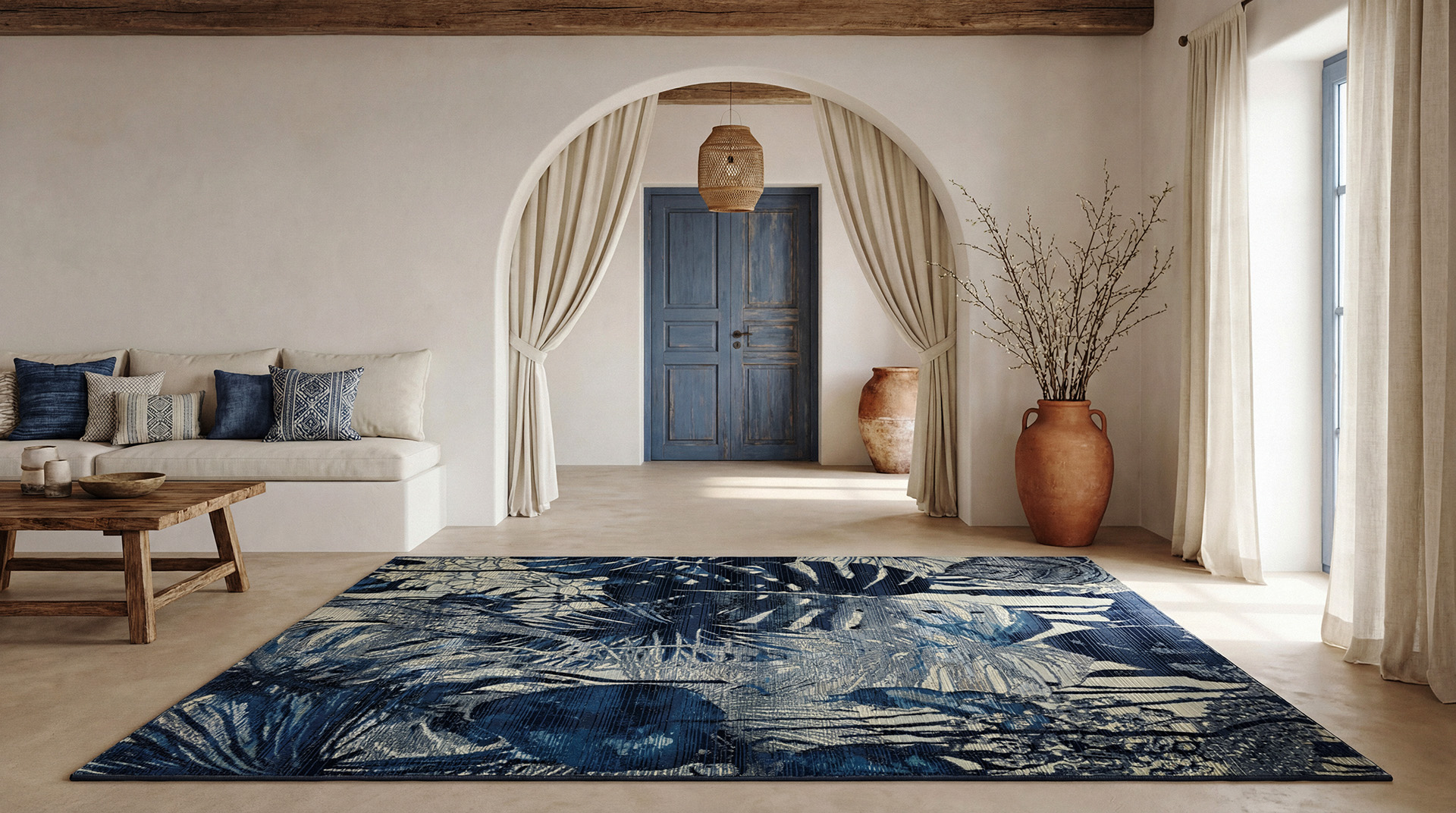 Tappeto Amazzonia con motivo tropicale blu ambientato in uno spazio outdoor mediterraneo con arco, tende e vaso in terracotta