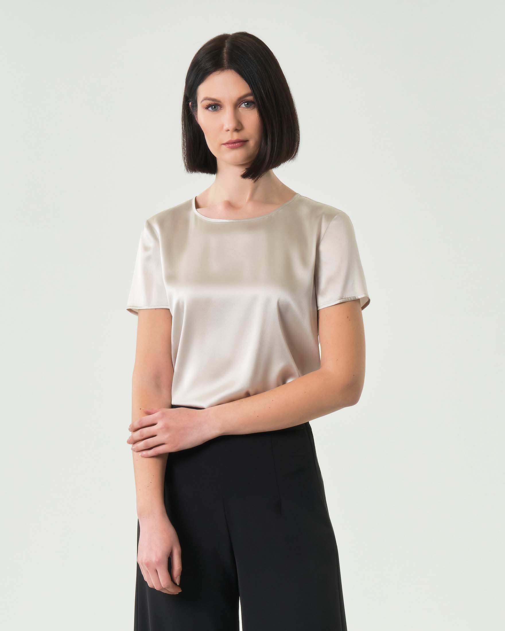 Blusa color gesso MM in seta stretch a maniche corte