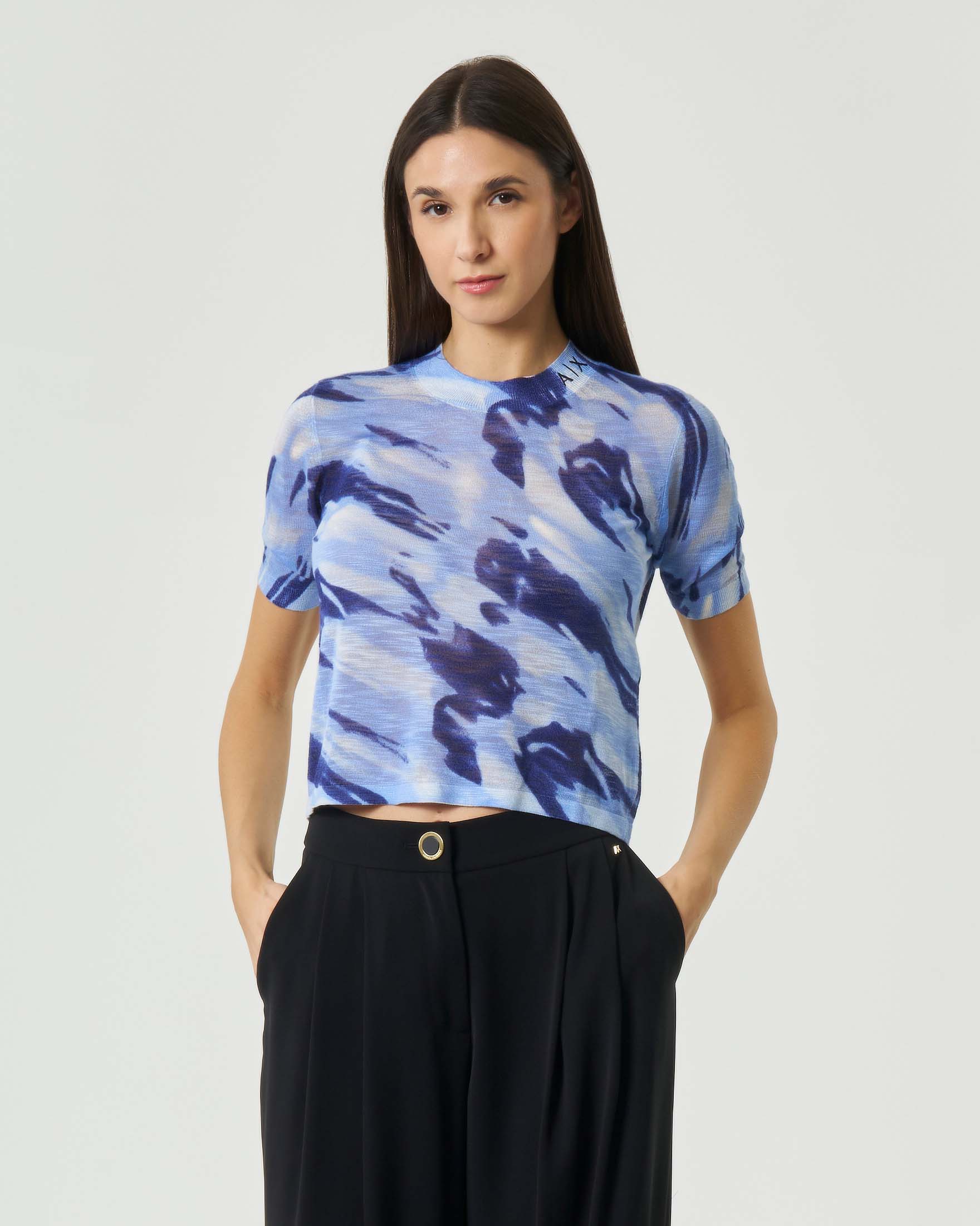 Maglia girocollo a maniche corte azzurra Armani Exchange in misto viscosa con fantasia a macchie