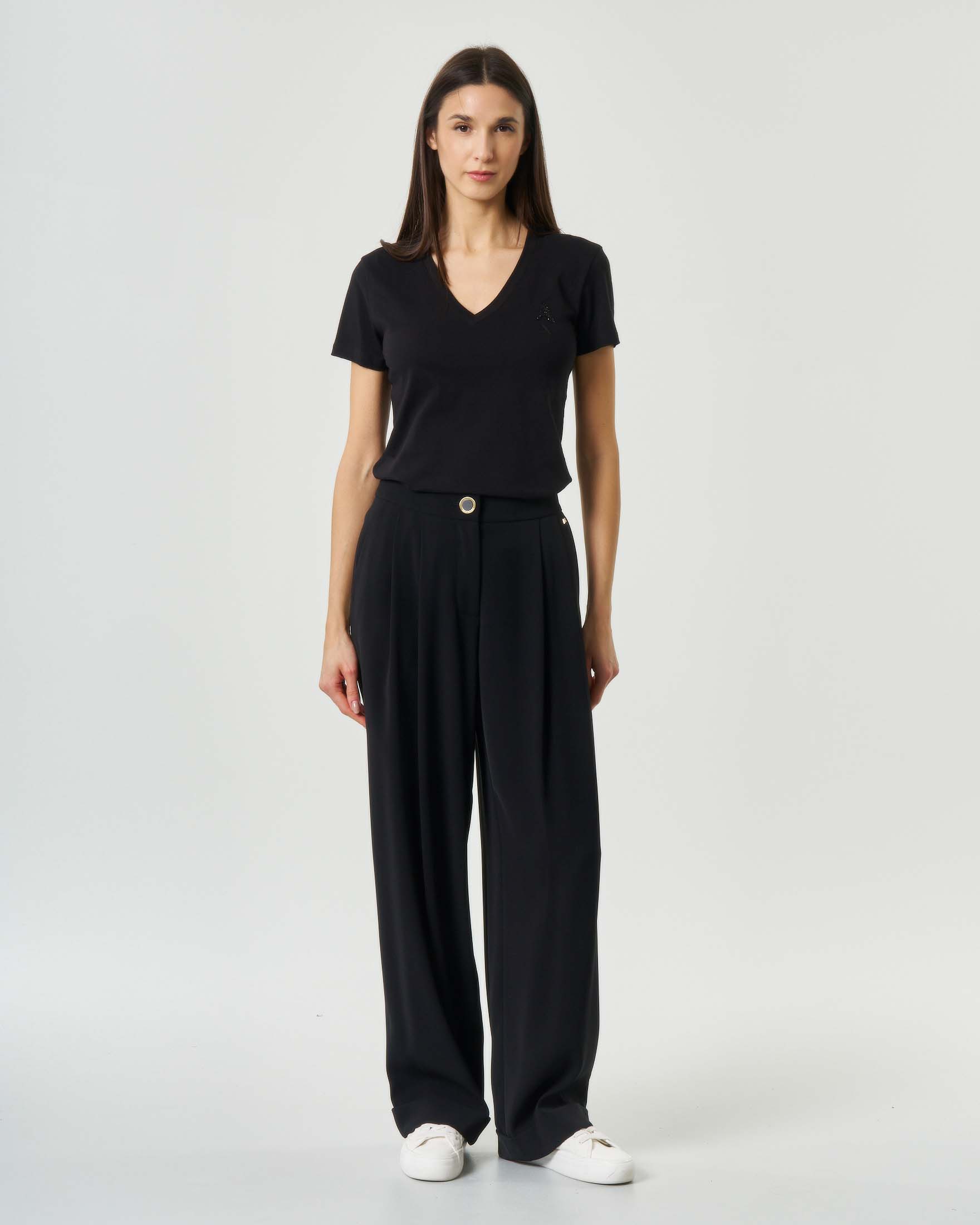 T-shirt maniche corte Armani Exchange nera con scollo a V e logo glitter image