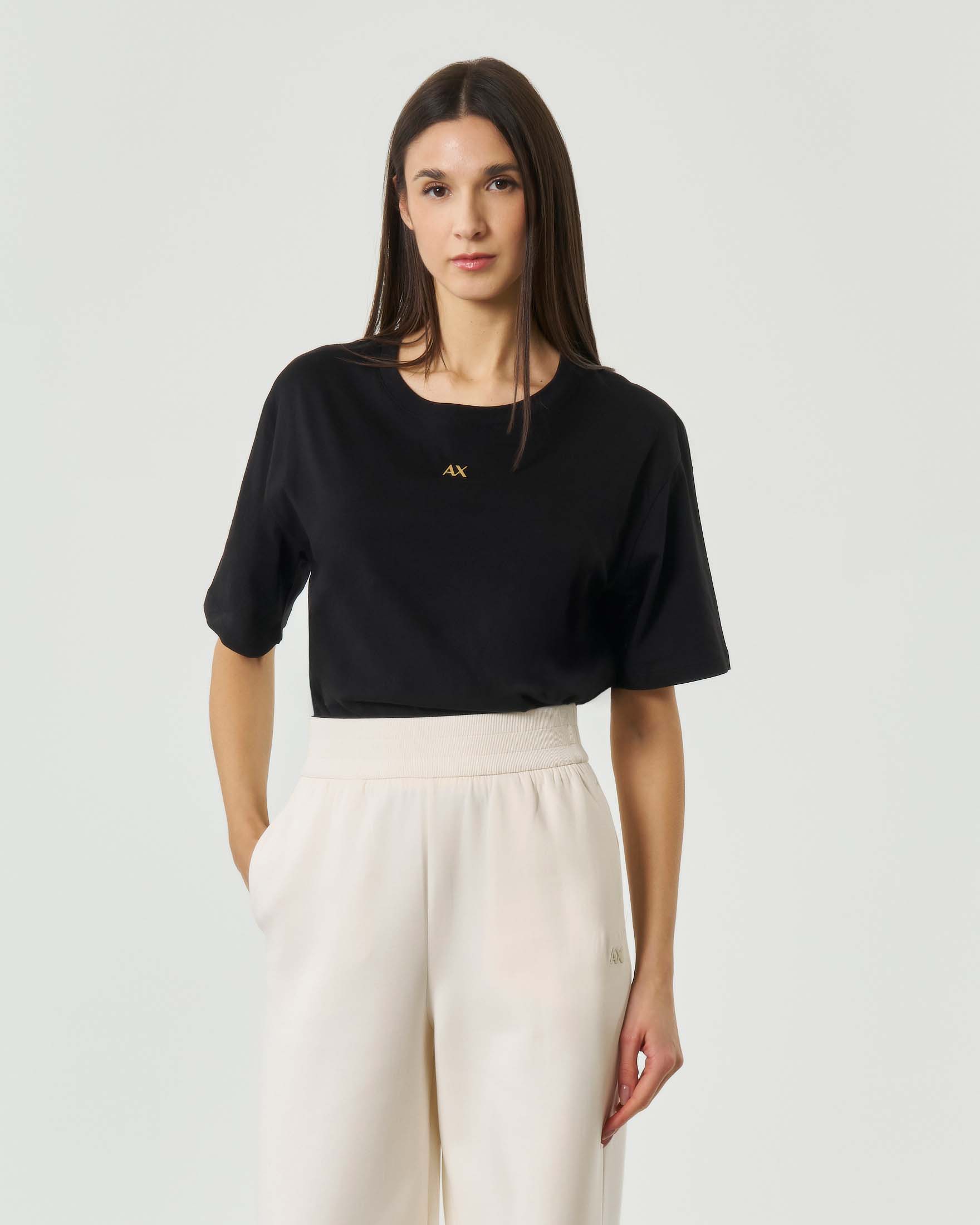 T-shirt cropped a maniche corte Armani Exchange nera con mini logo AX davanti