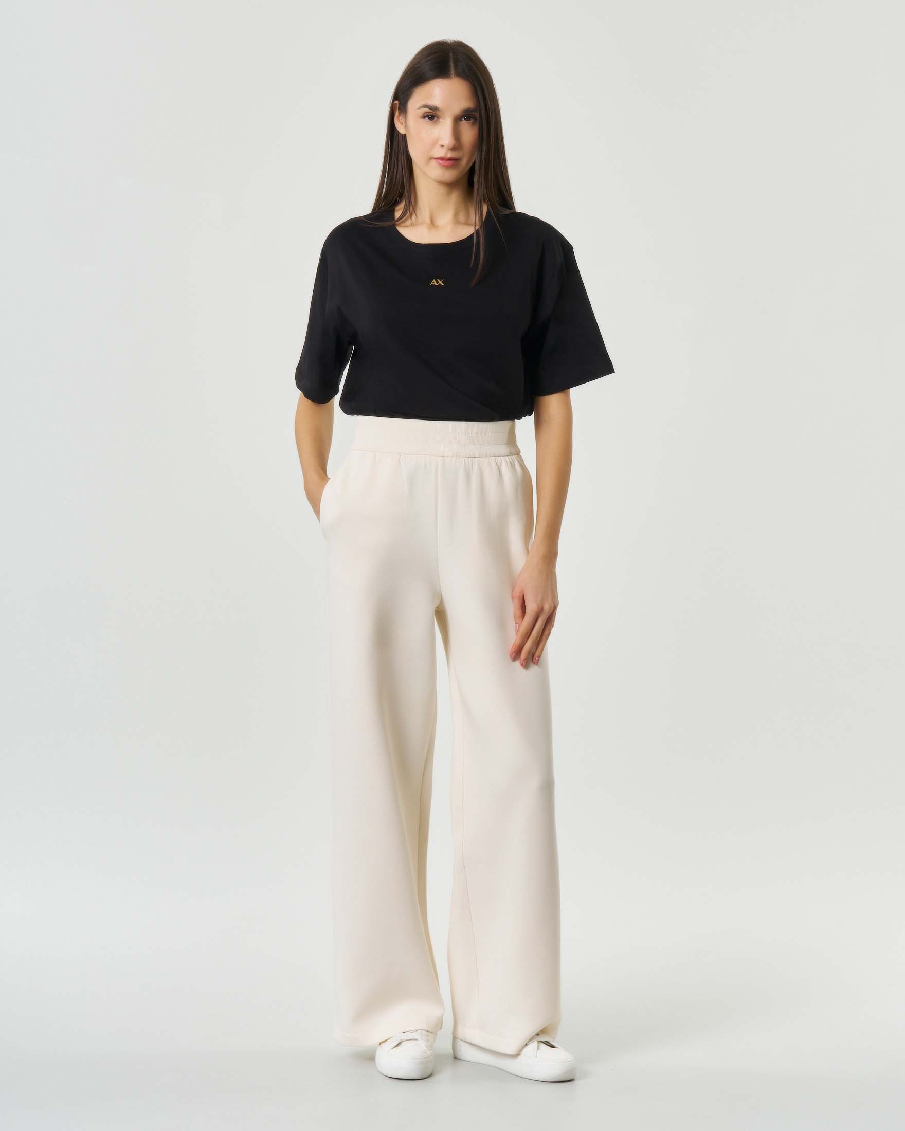 T-shirt cropped a maniche corte Armani Exchange nera con mini logo AX davanti image