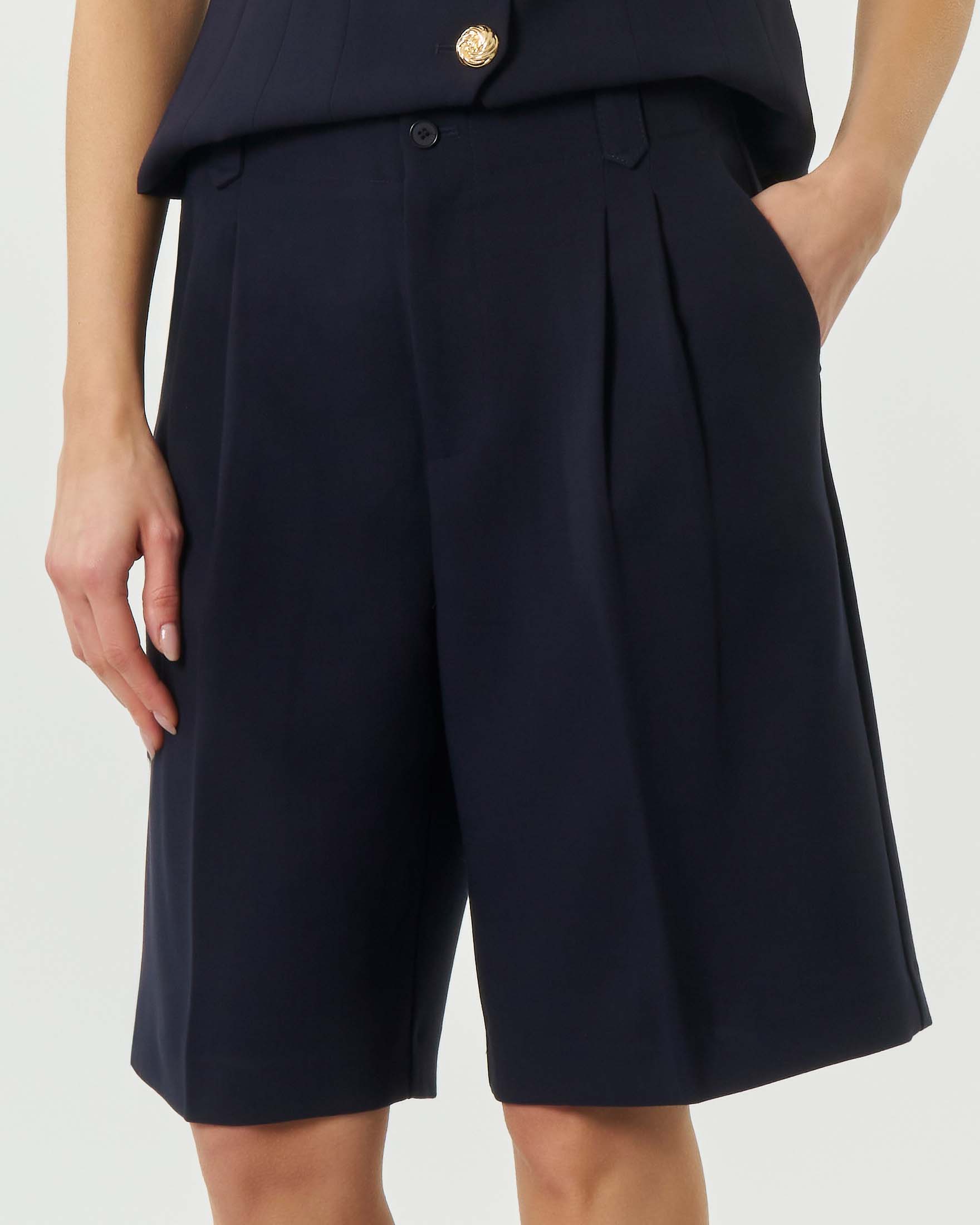 Bermuda blu Attentif con pince e passanti per cintura image