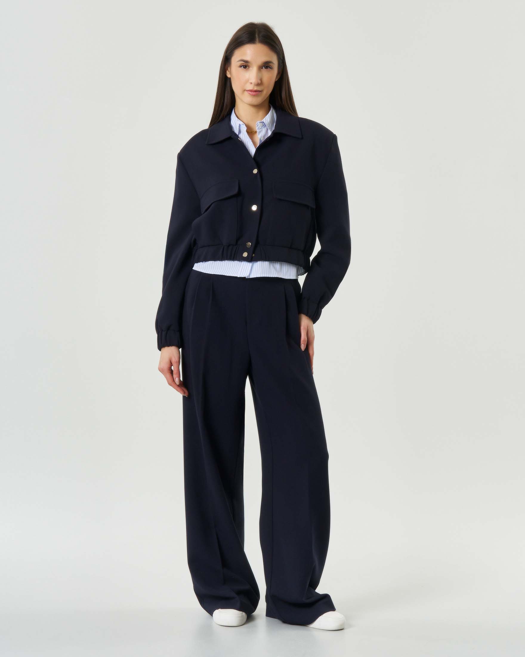 Giacca camicia cropped blu Atttentif con tasche a toppa e chiusura a bottoni