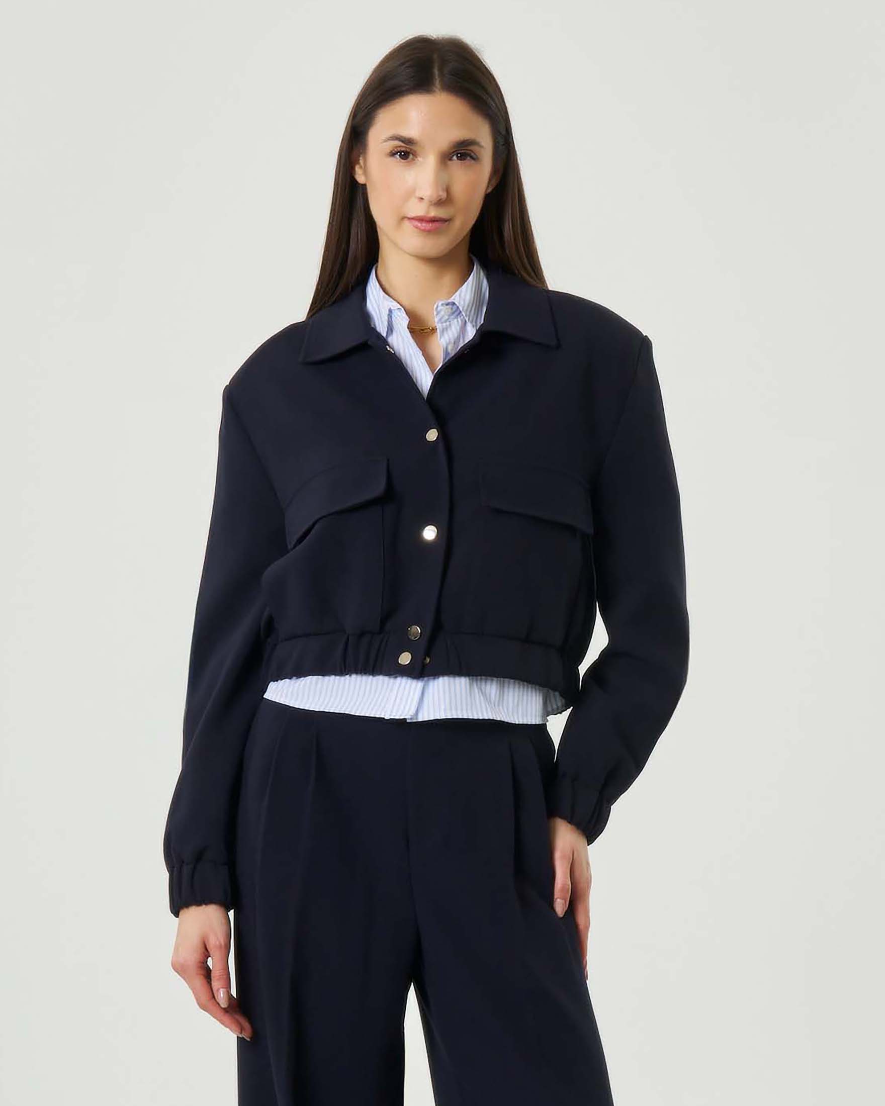 Giacca camicia cropped blu Atttentif con tasche a toppa e chiusura a bottoni image