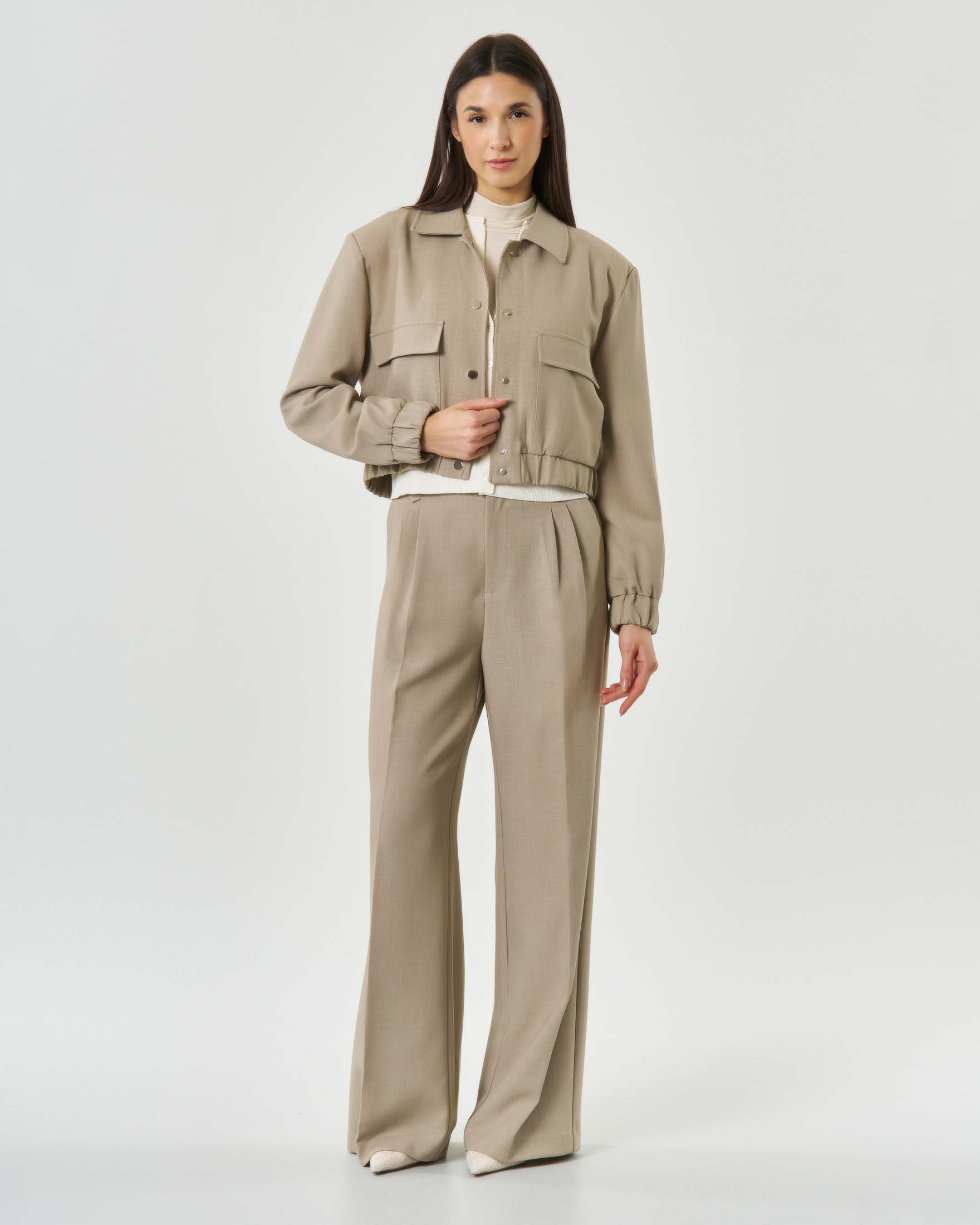 Giacca camicia cropped sabbia Atttentif con tasche a toppa e chiusura a bottoni