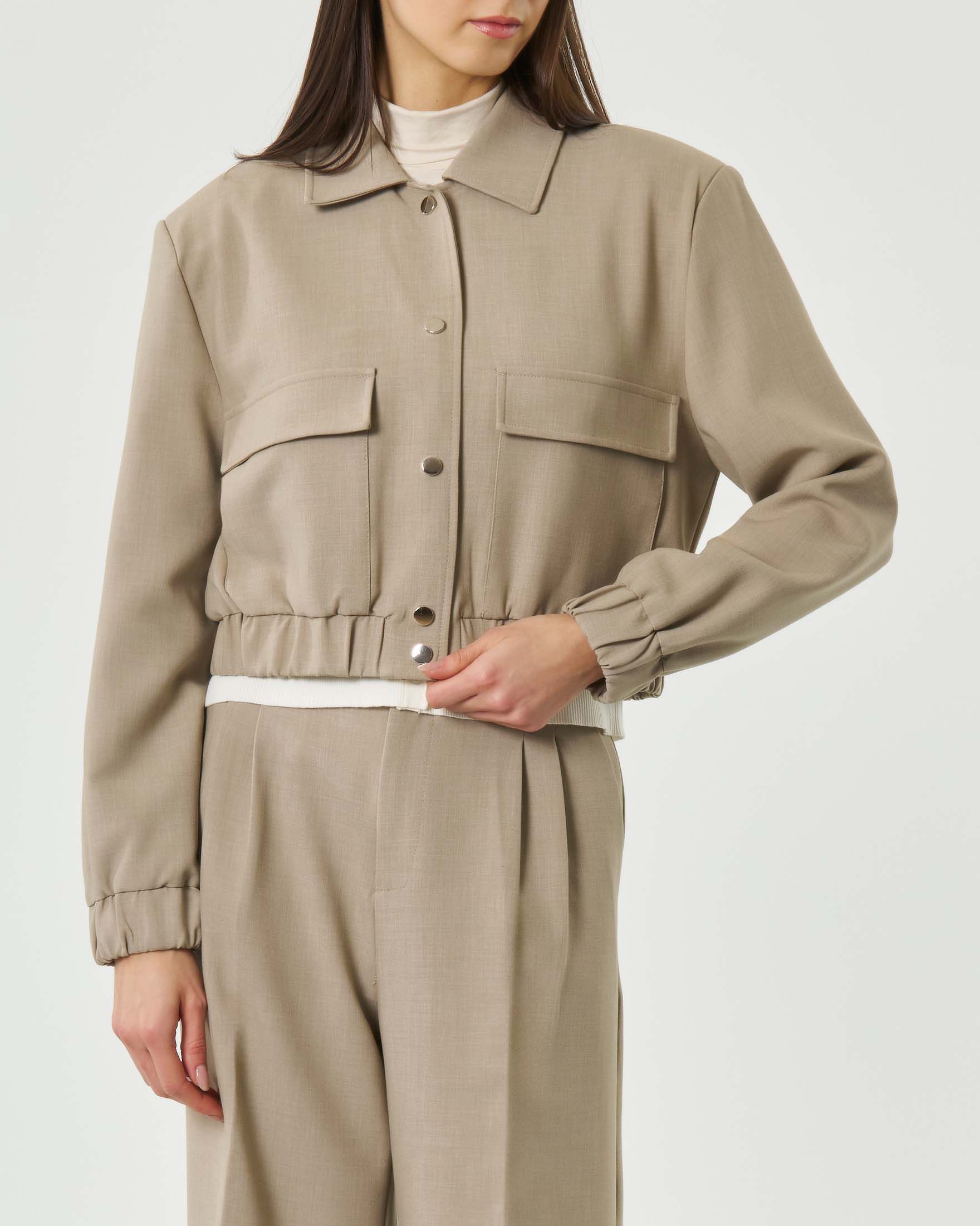 Giacca camicia cropped sabbia Atttentif con tasche a toppa e chiusura a bottoni image