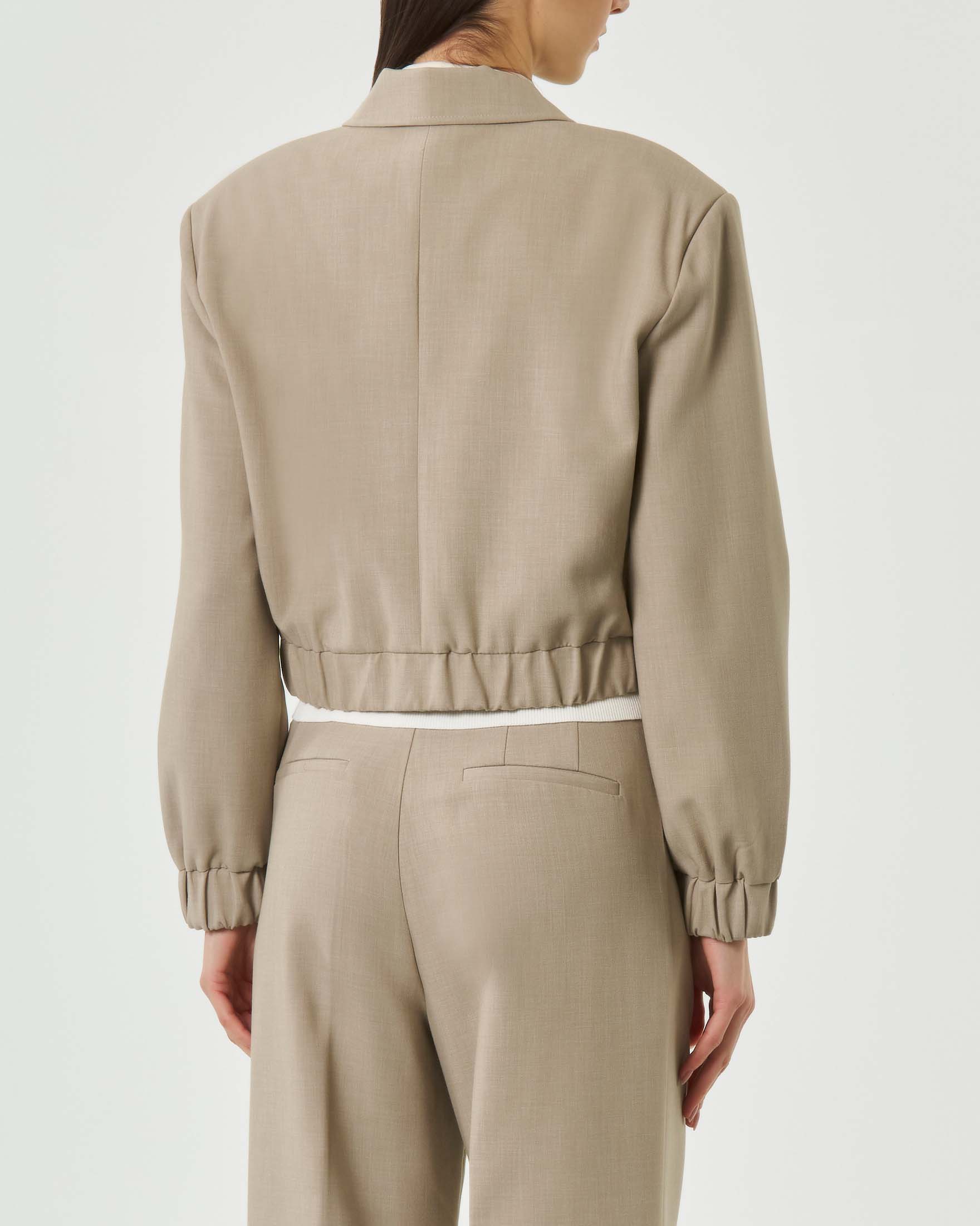 Giacca camicia cropped sabbia Atttentif con tasche a toppa e chiusura a bottoni