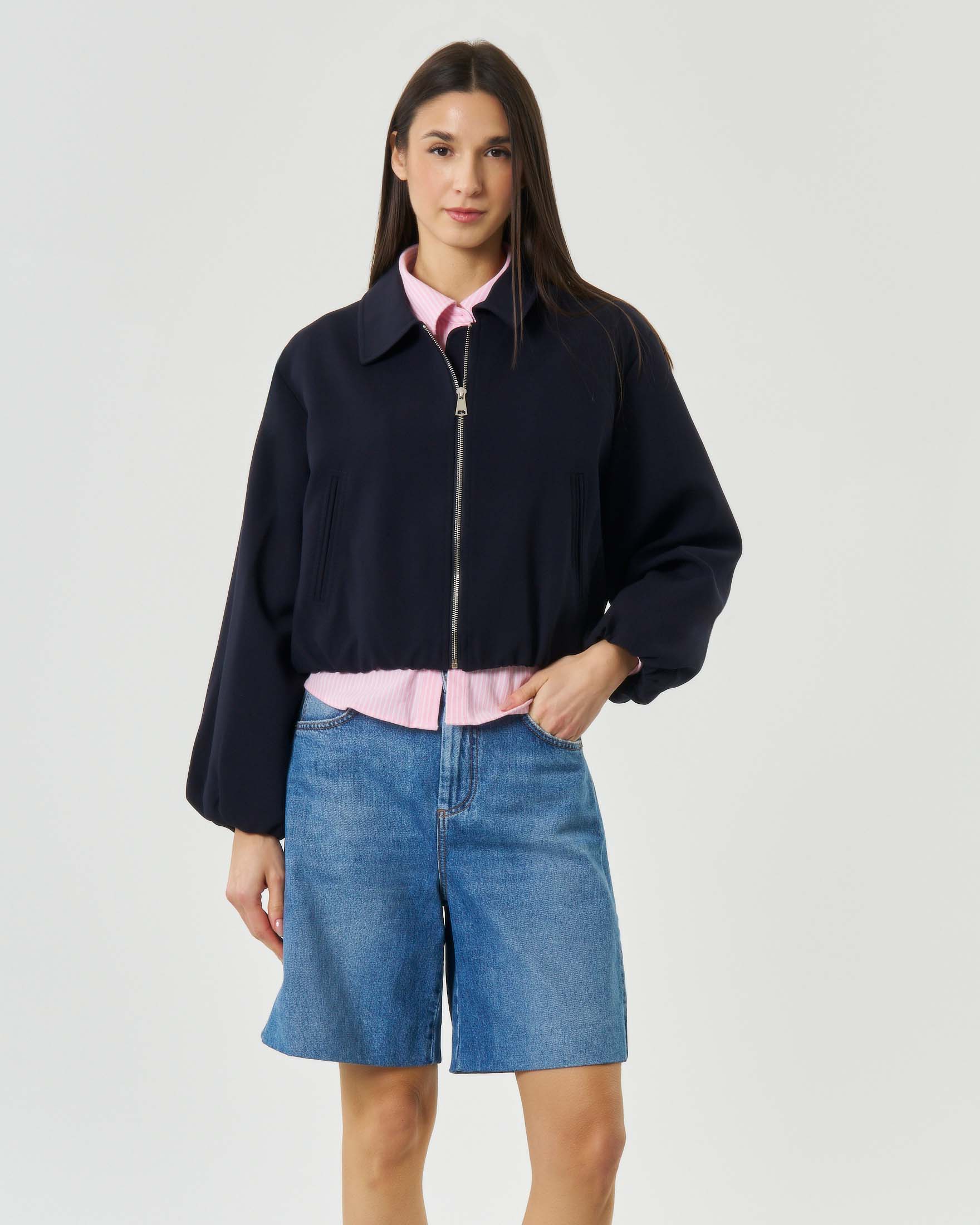 Bomber blu cropped Attentif con collo a camicia e chiusura con zip
