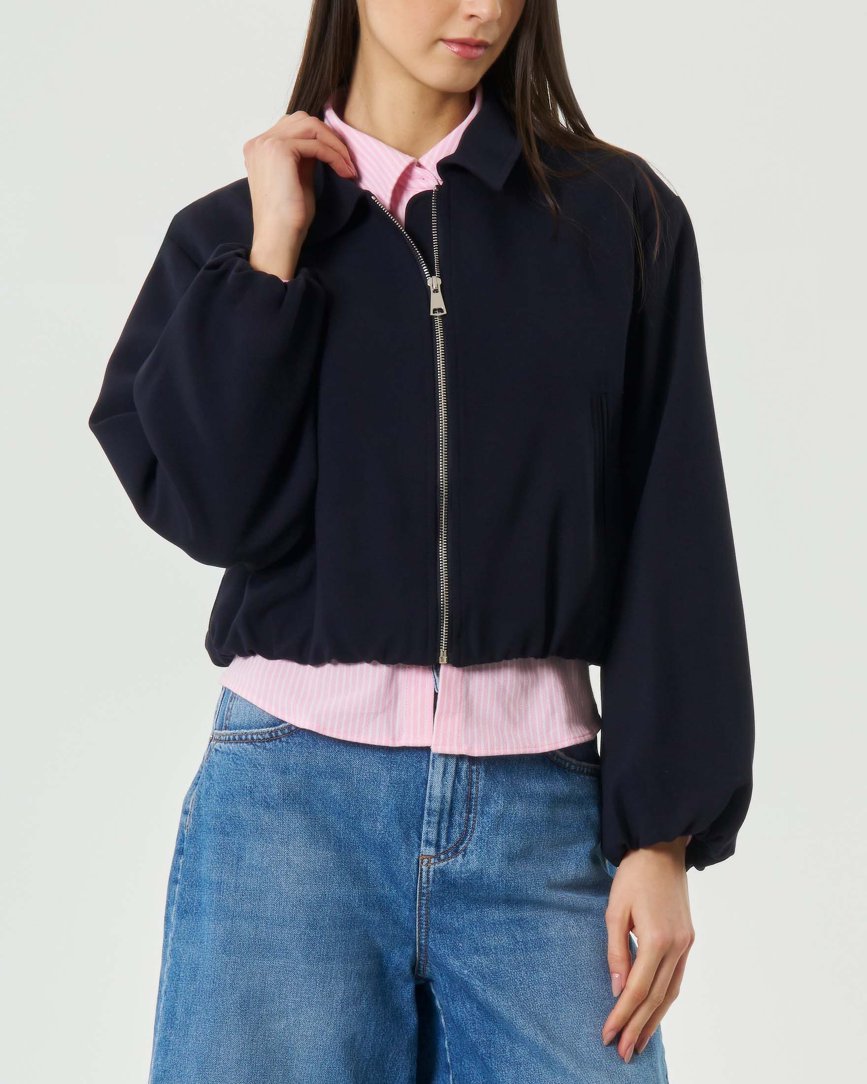 Bomber blu cropped Attentif con collo a camicia e chiusura con zip image