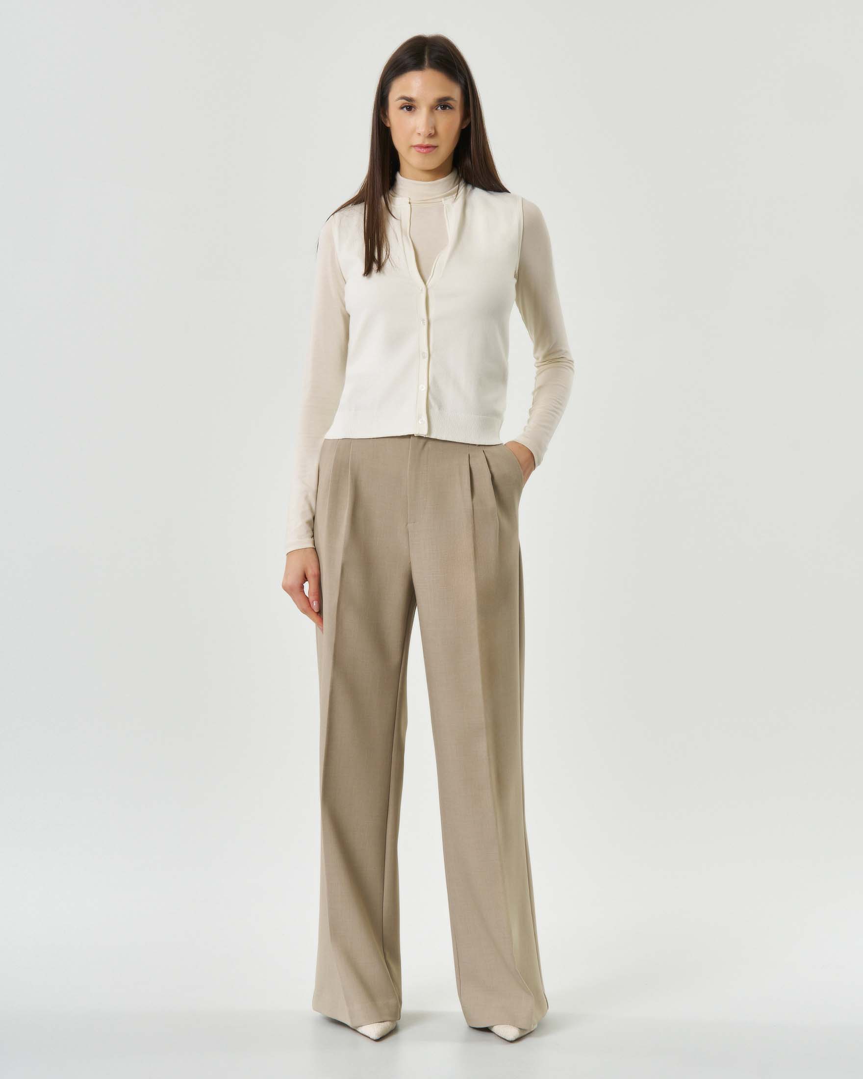 Pantalone beige a palazzo con pince e passanti per cintura