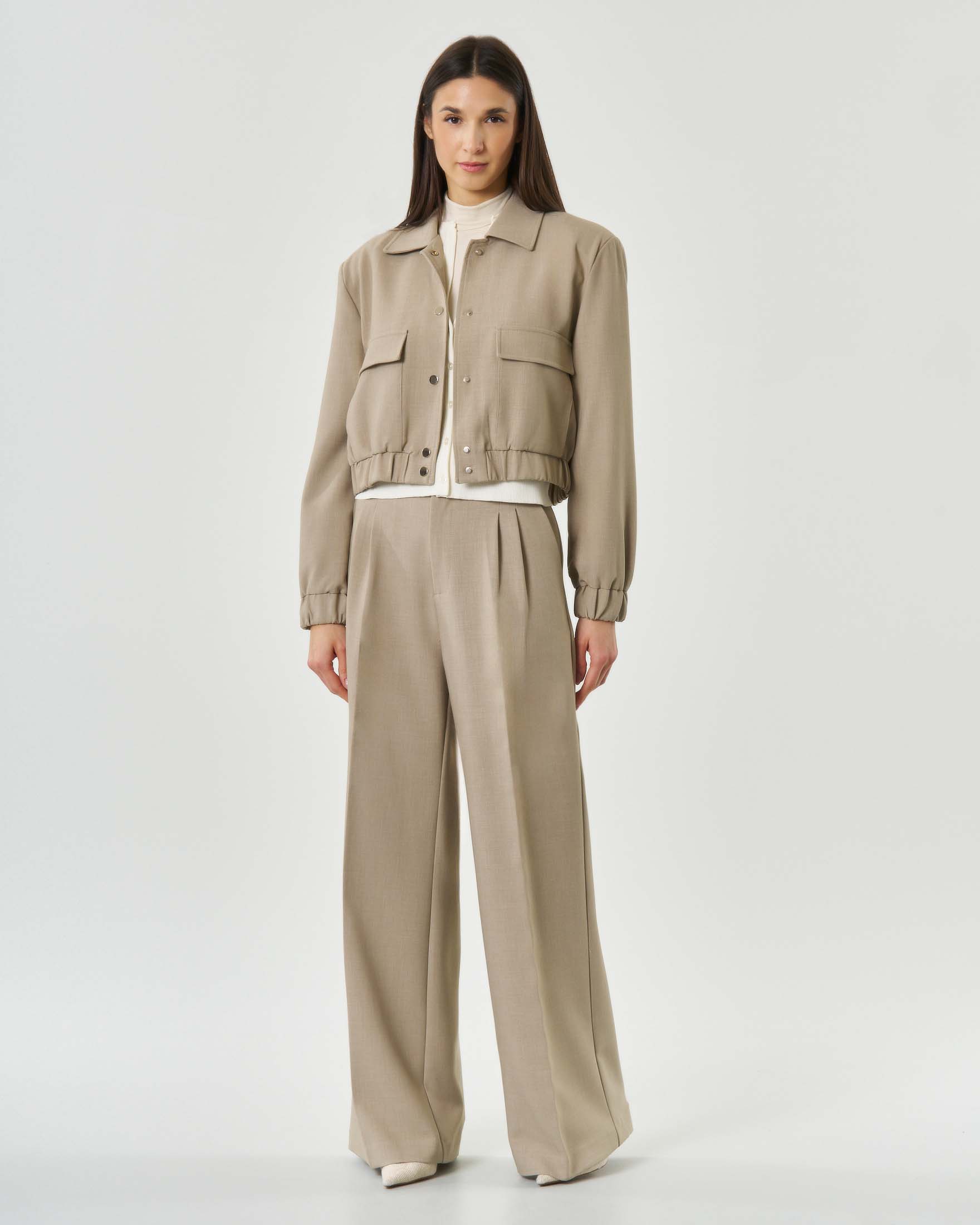 Pantalone beige a palazzo Attentif con pince e passanti per cintura image