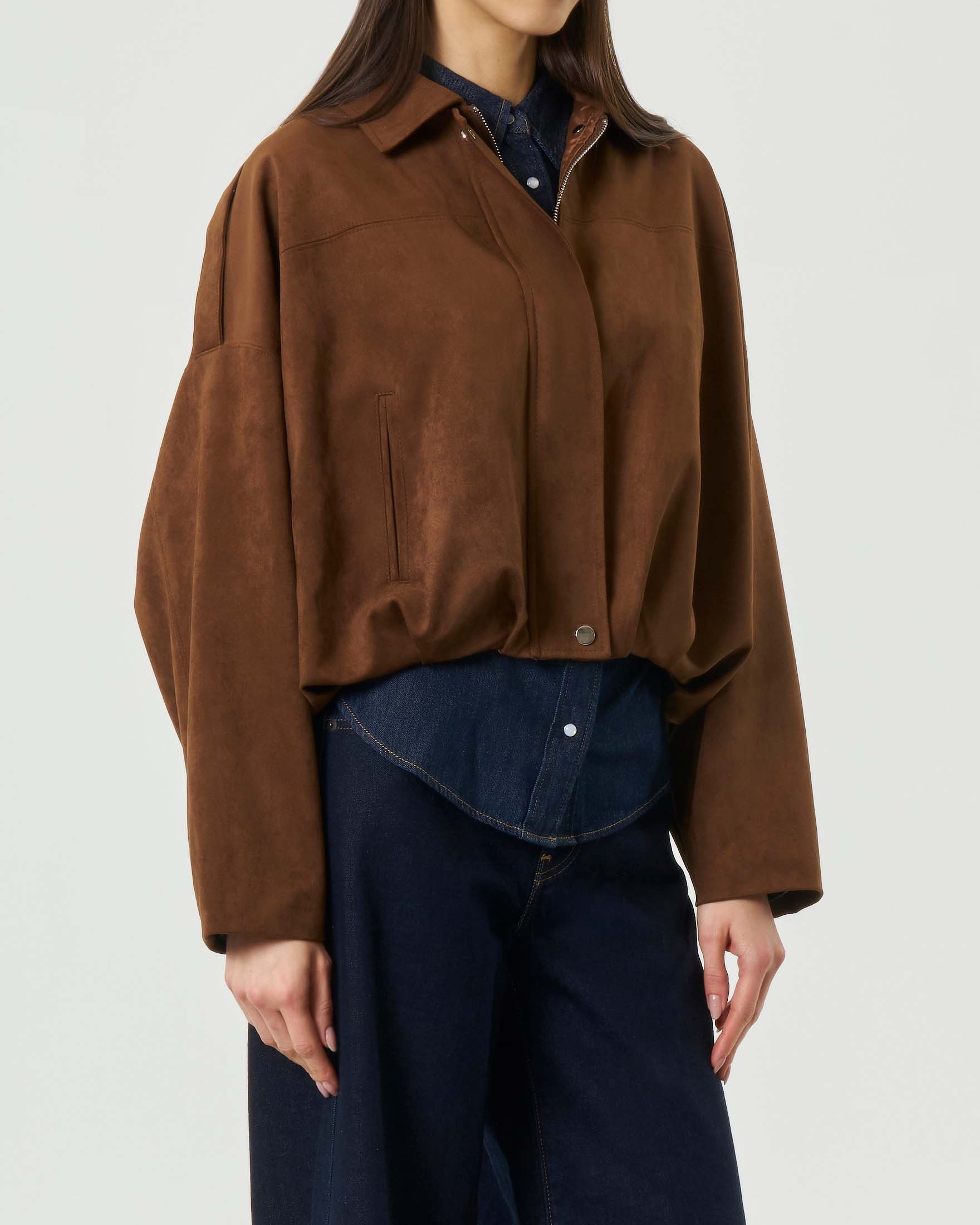 Bomber scamosciato cropped color cuoio Attentif con collo a camicia e chiusura con zip image