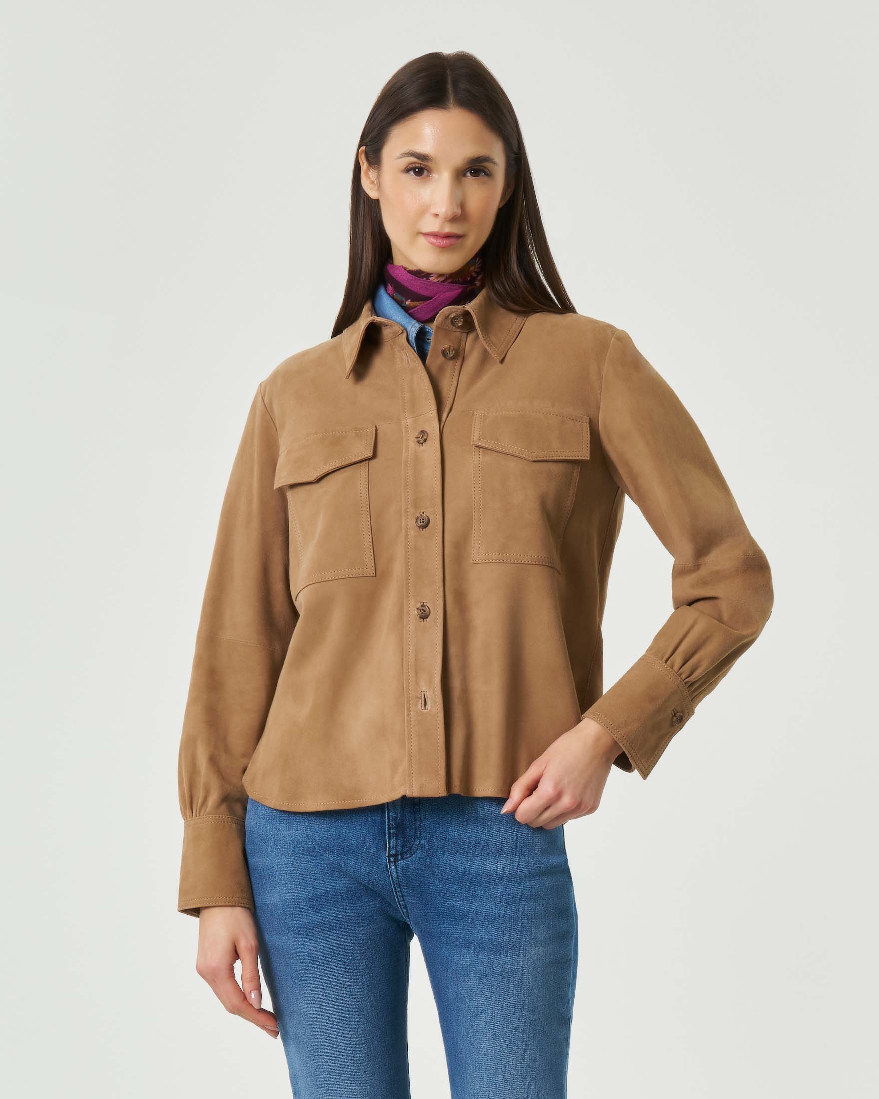 Giacca camicia in suede color cammello con doppia tasca sul petto