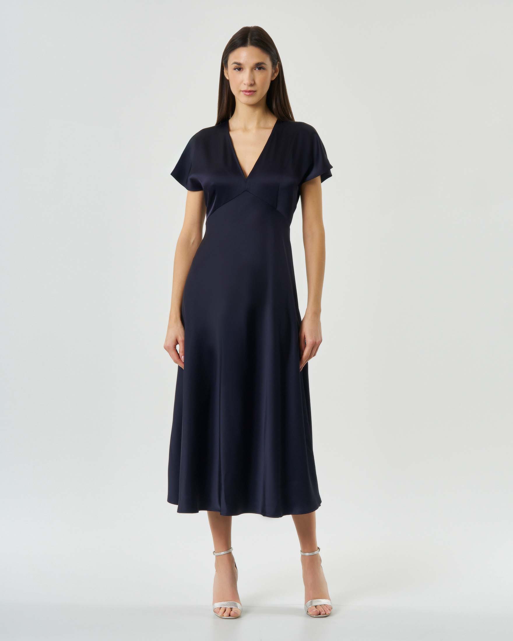 Abito lungo blu in satin con scollo a V