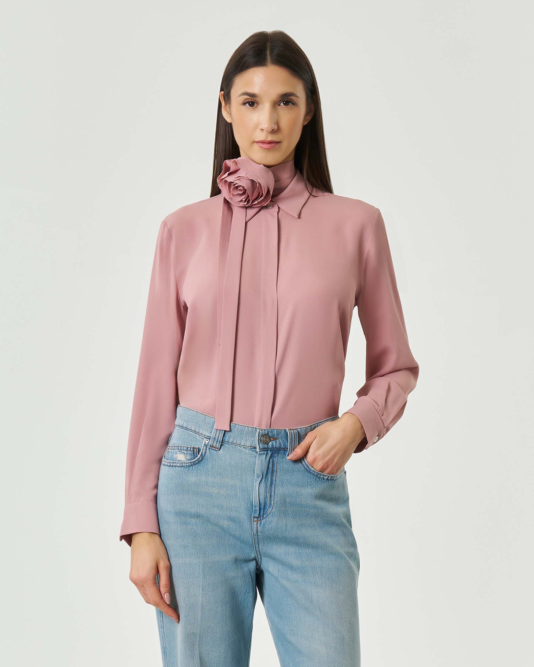 Camicia rosa in crêpe de chine di misto seta con dettaglio floreale al collo