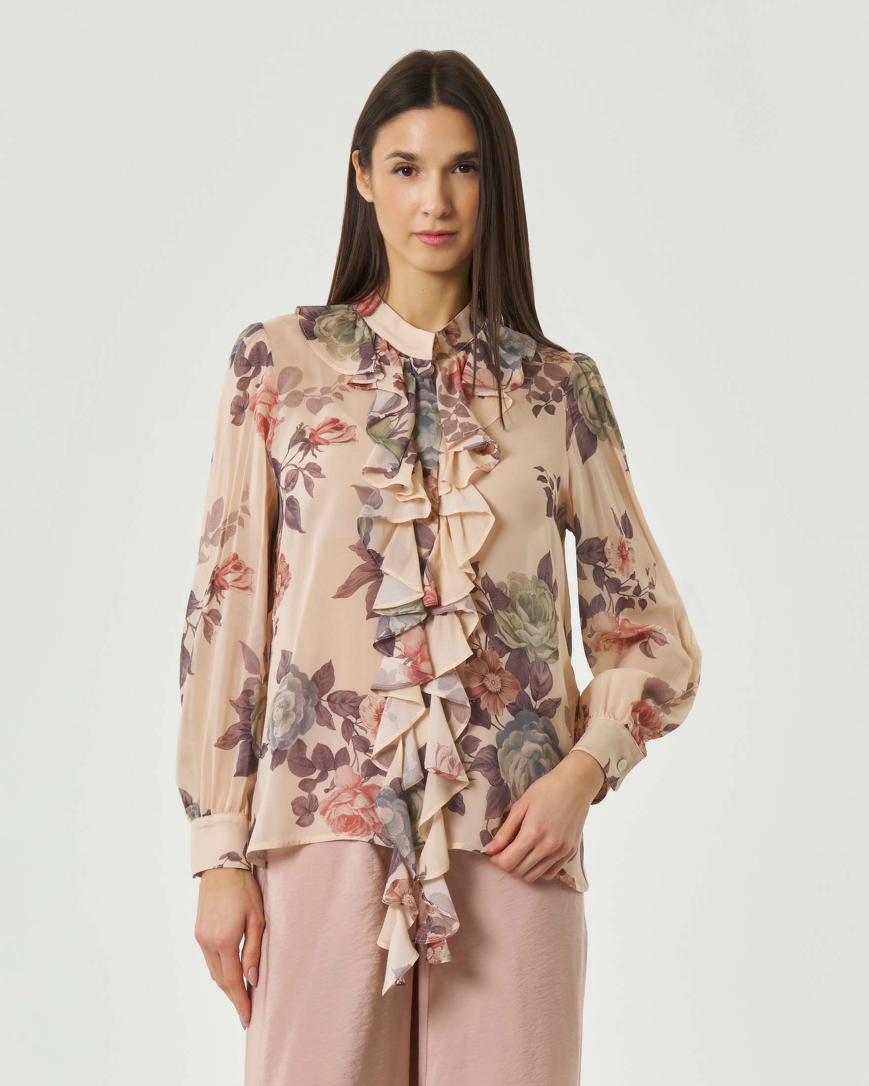 Camicia cipria in georgette floreale con rouche sul fronte