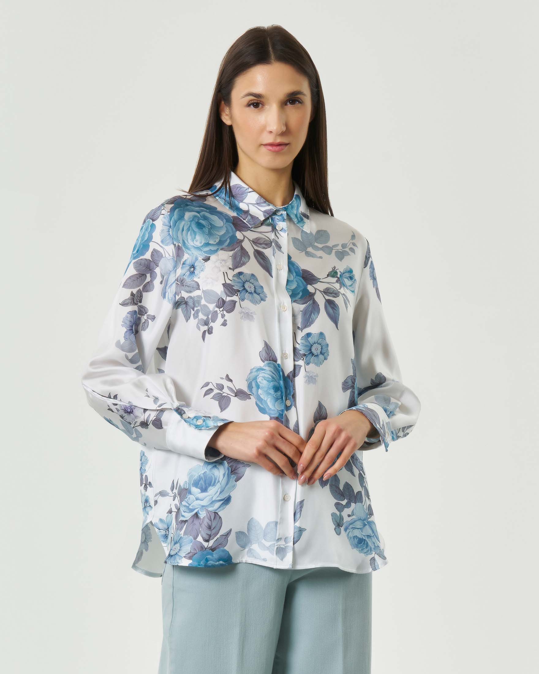 Camicia azzurra in twill di seta con stampa floreale