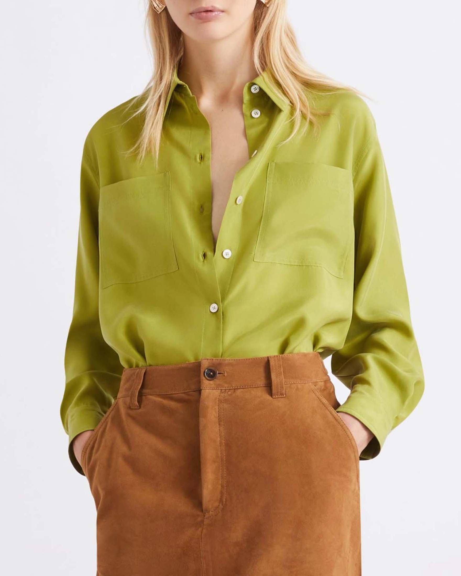 Camicia verde Sport in pura sera con taschini applicati sul petto