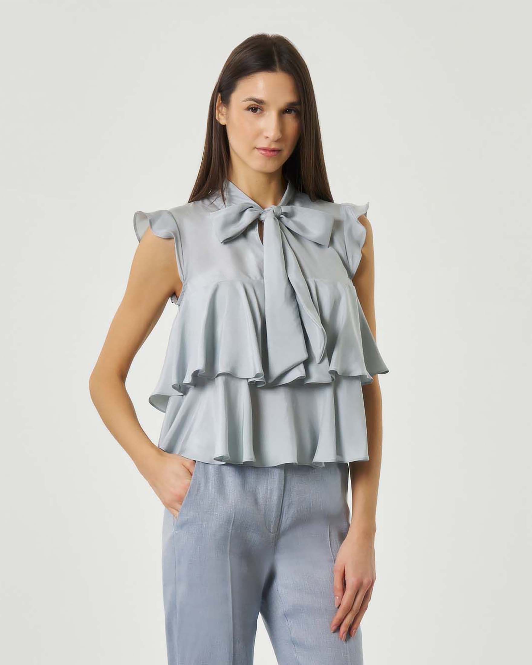 Top smanicato azzurro Marella Sport in pura seta con motivo a balze e collo con fusciacca