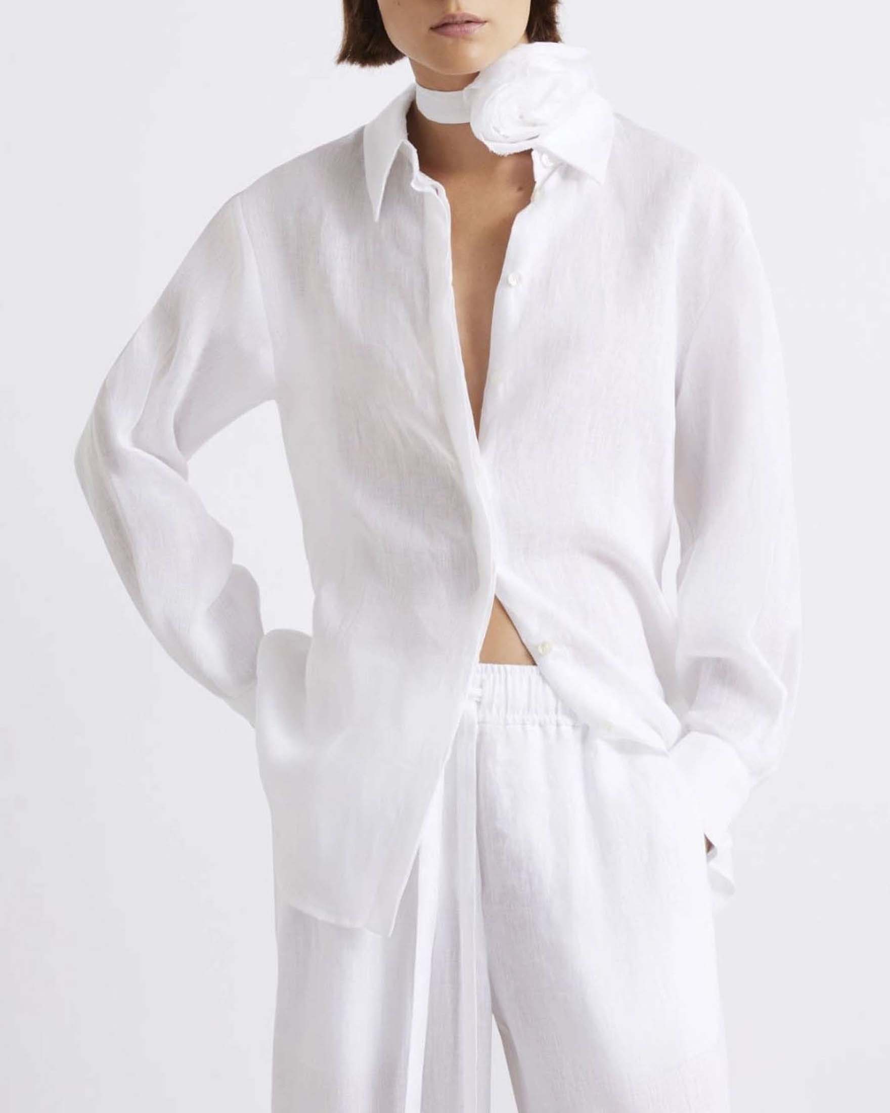 Camicia bianca Marella Sport in puro lino con cinturino e dettaglio floreale al collo